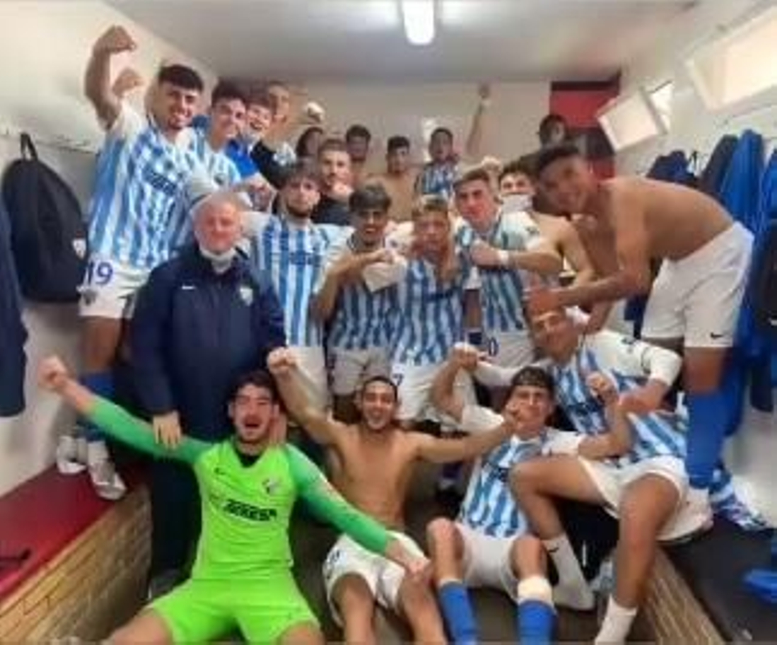 El Málaga juvenil celebra el triunfo.