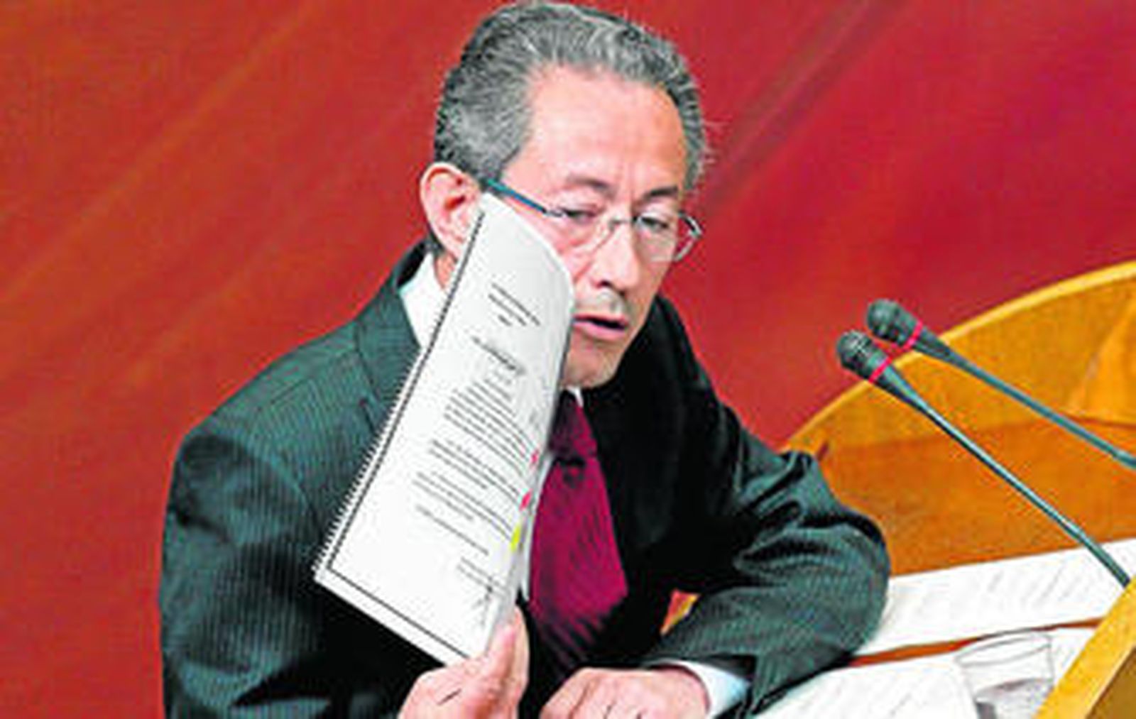 El líder socialista valenciano, Ángel Luna, muestra el documento que utilizó ayer en las Cortes Valencianas.