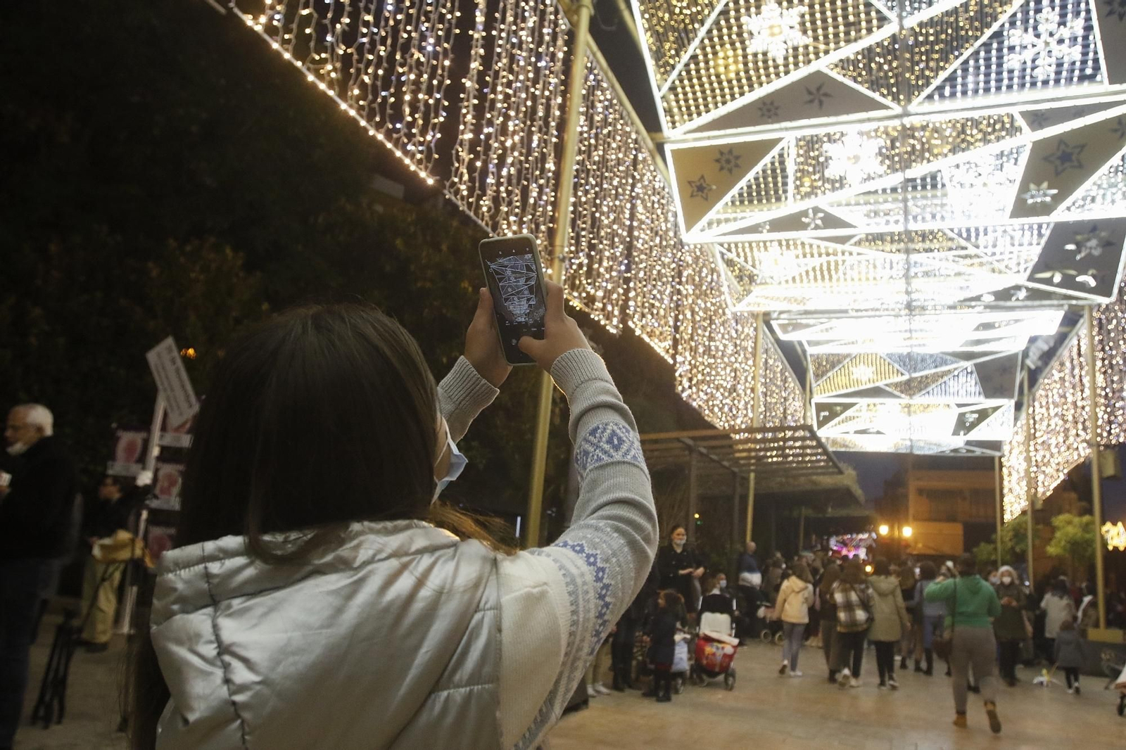 El encendido del espectacular alumbrado navideño de Puente Genil, en fotografías