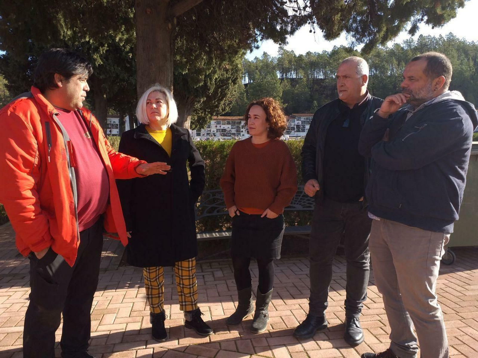 Ana Naranjo y Dolores Cabello en el cementerio de Nerva.