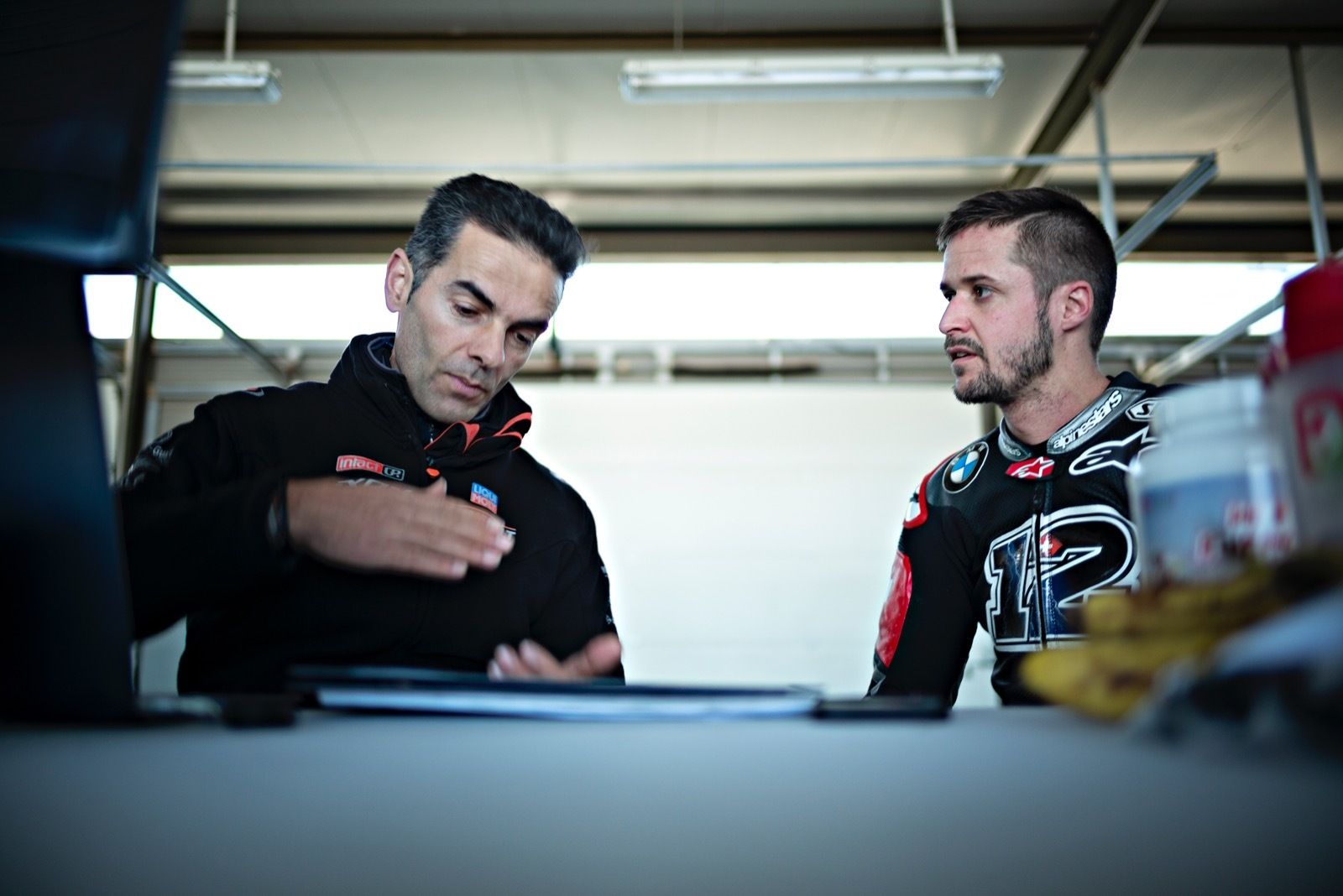 Álvaro Molina (i) asesora a un piloto durante esta temporada