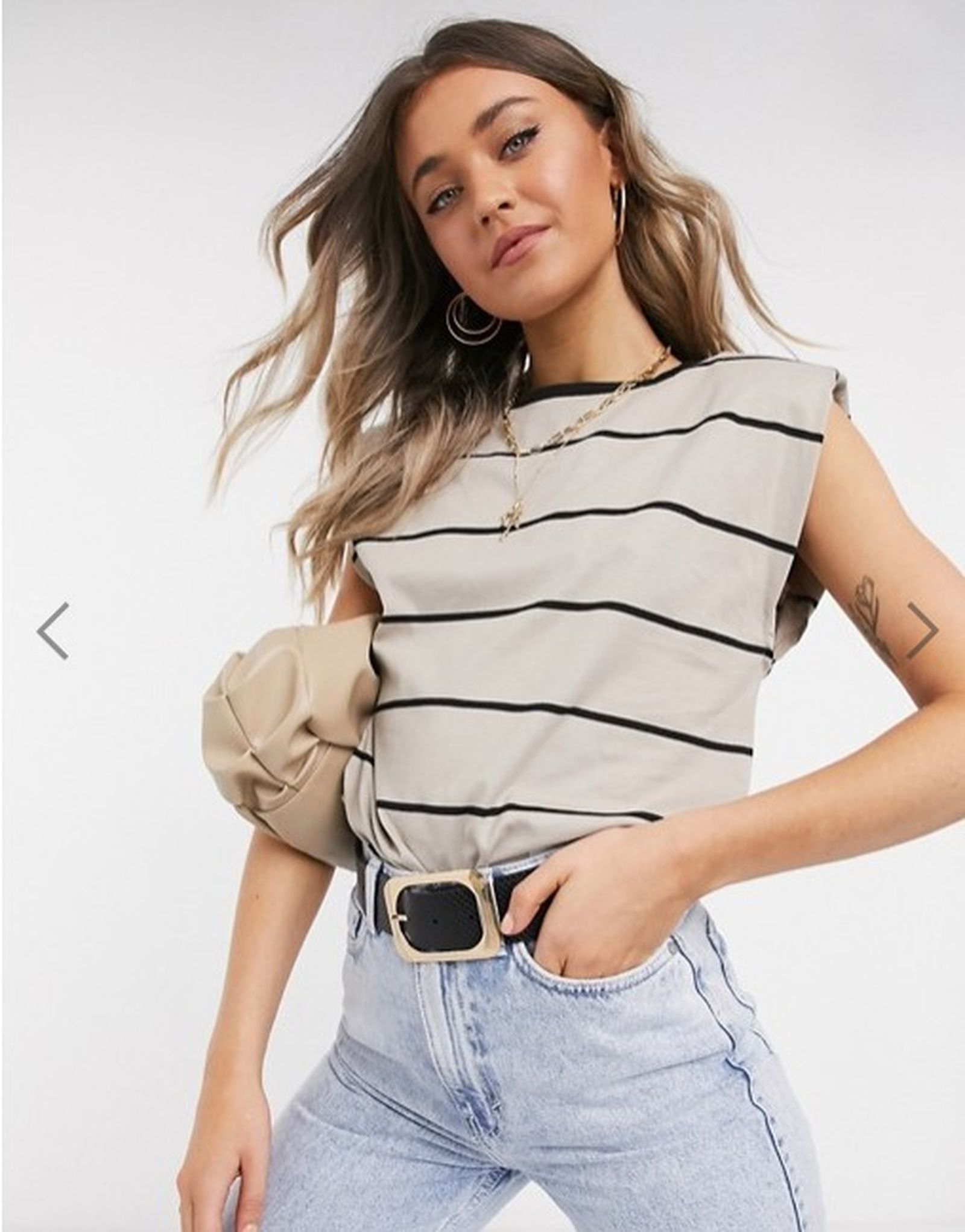 Camiseta con hombreras de ASOS.