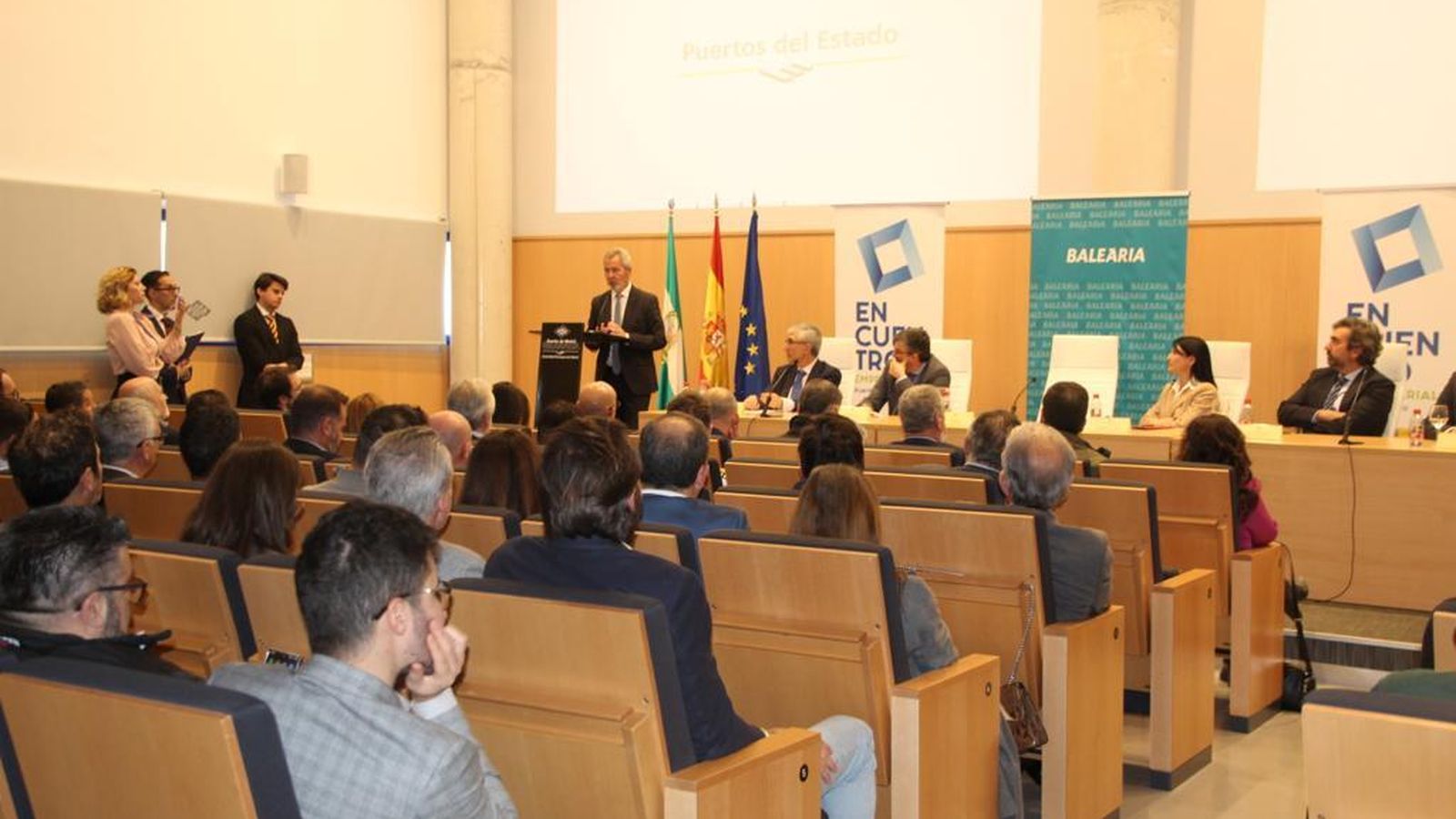 El presidente de la Autoridad Portuaria durante la celebración del encuentro