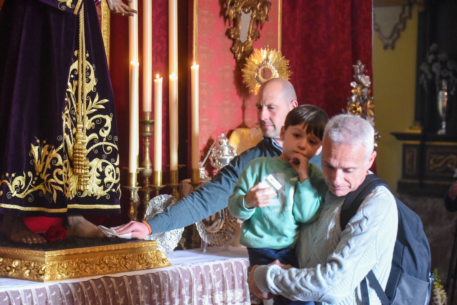 Las fotos del solemne besapiés del Señor de la Humildad y Paciencia de Córdoba