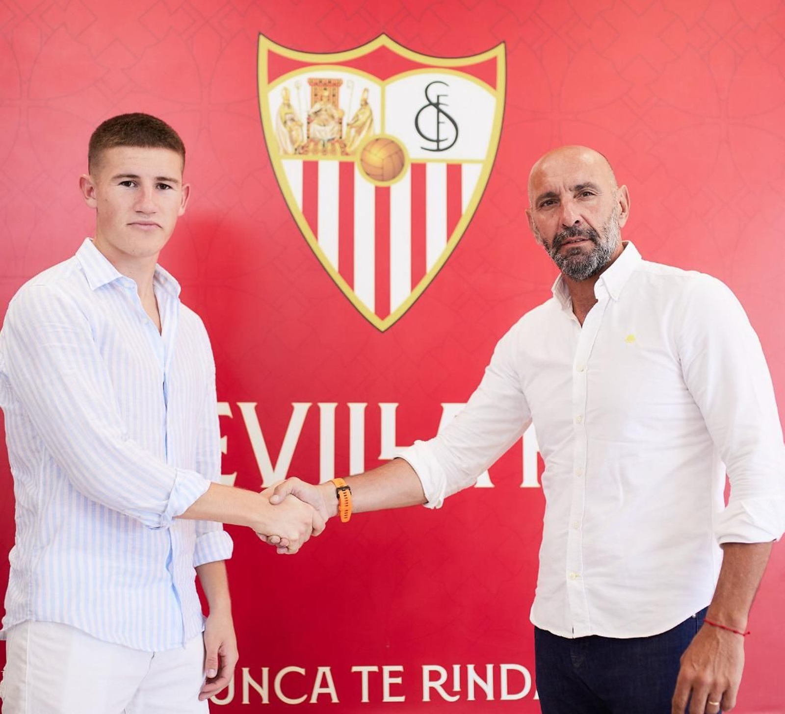 Monchi estrella la mano del delantero Oso, nuevo fichaje del Sevilla Atlético.