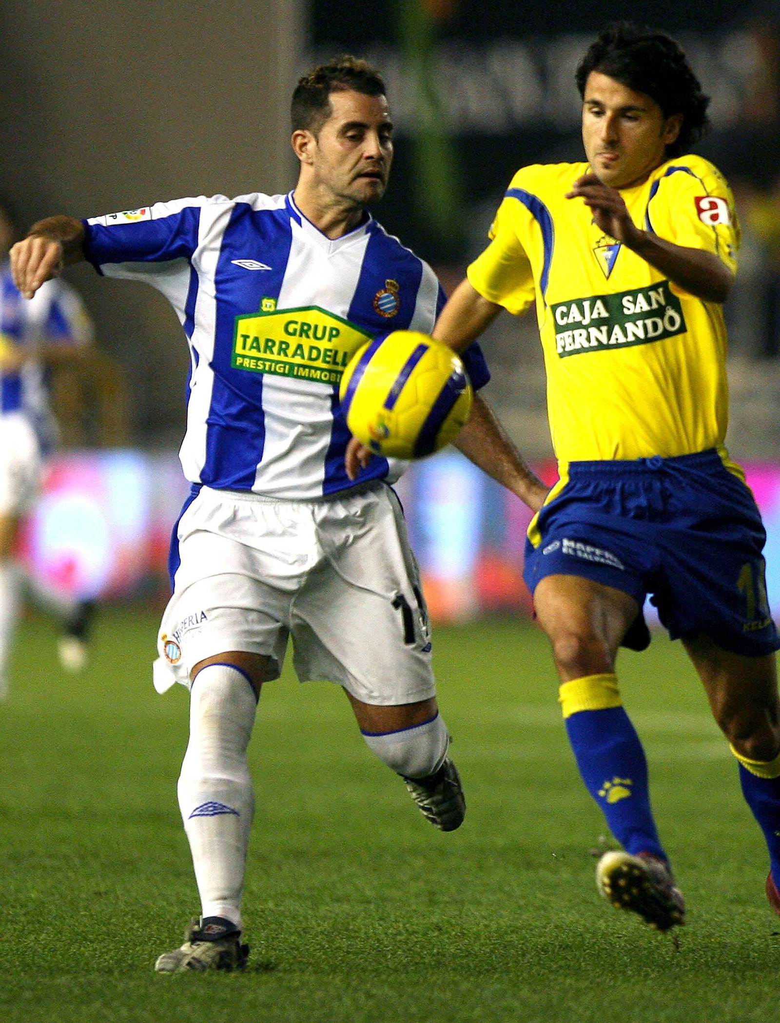 Iván Ania pugna con Ito en el Cádiz-Espanyol, de Copa del Rey, de la campaña 2005-06.
