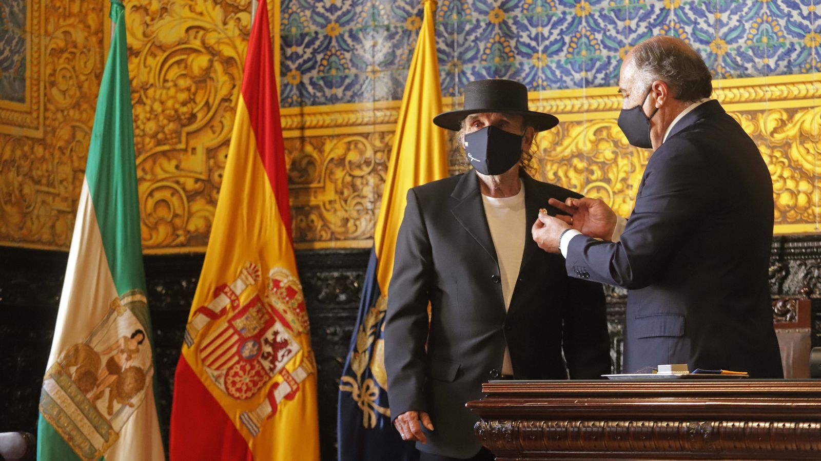 Fotos de la imposición de la insignia de Algeciras a El Lolo