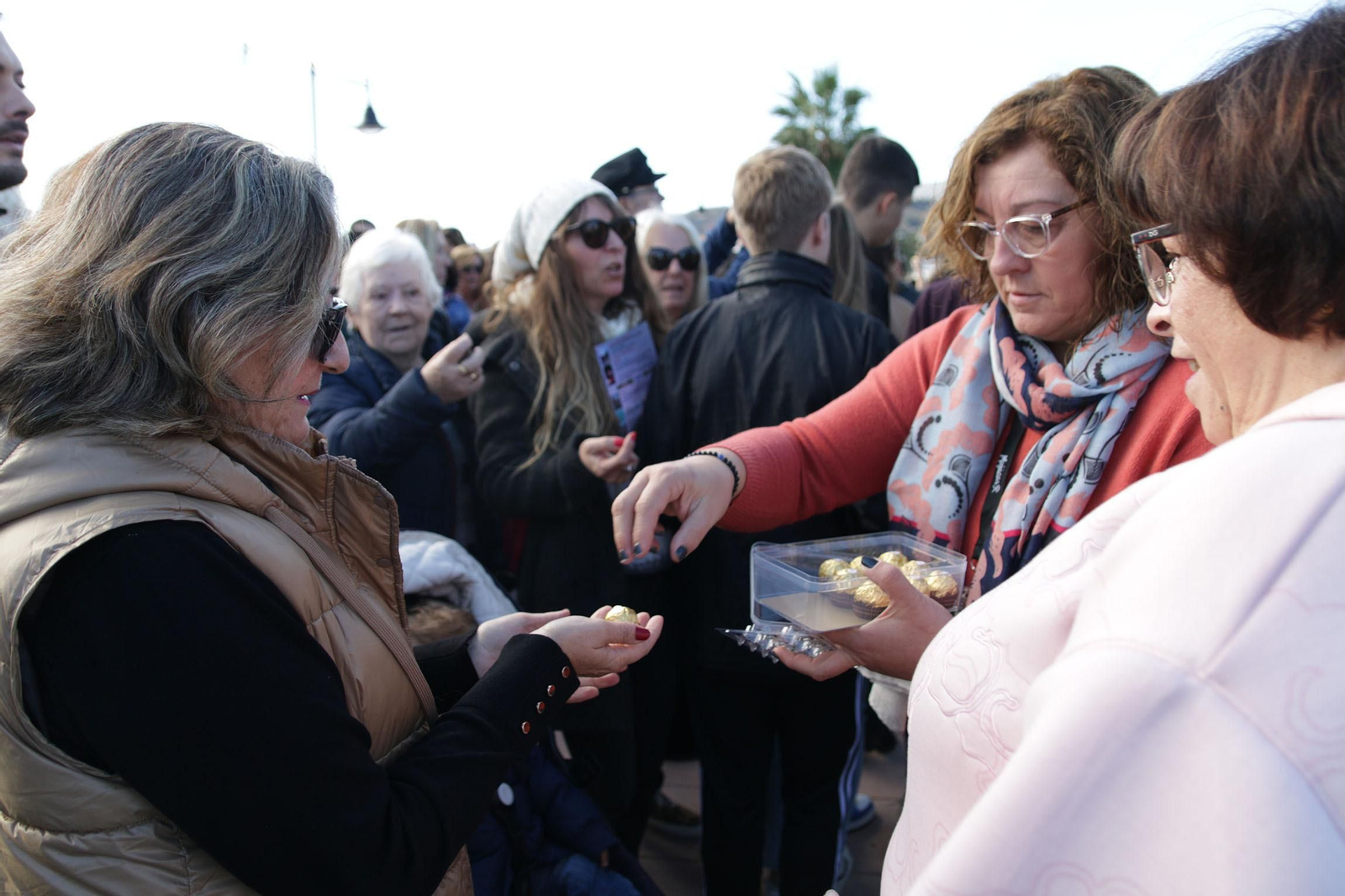Cientos de personas se juntan en Mojácar para comerse un Ferrero Rocher