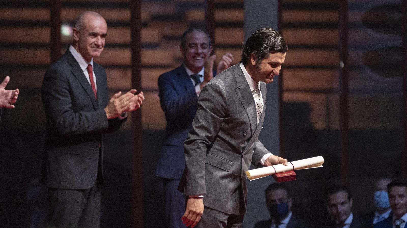 Momento en que Morante de la Puebla recoge uno de los dos galardones otorgados.