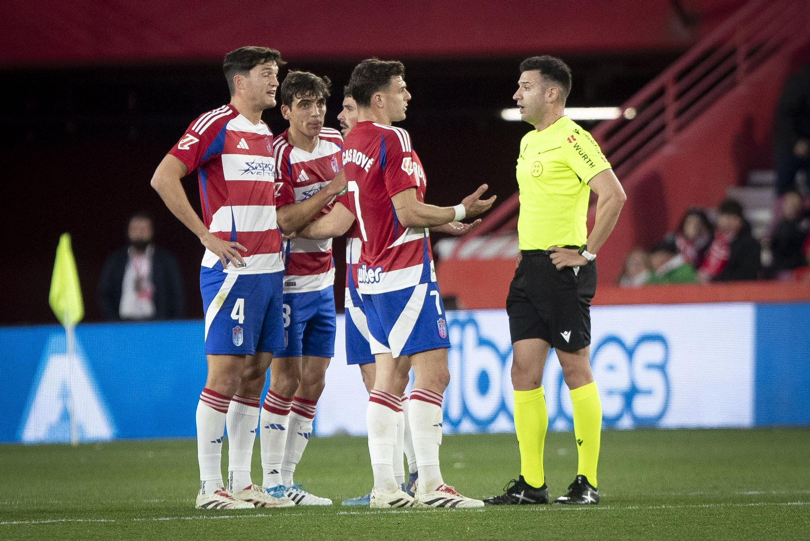 Los rojiblancos protestan la expulsión de Gonzalo Villar