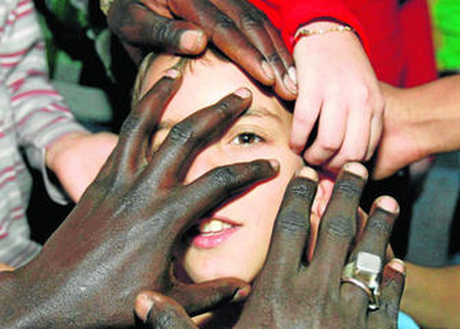 Talleres de juegos e integración de Cruz Roja con chavales inmigrantes.