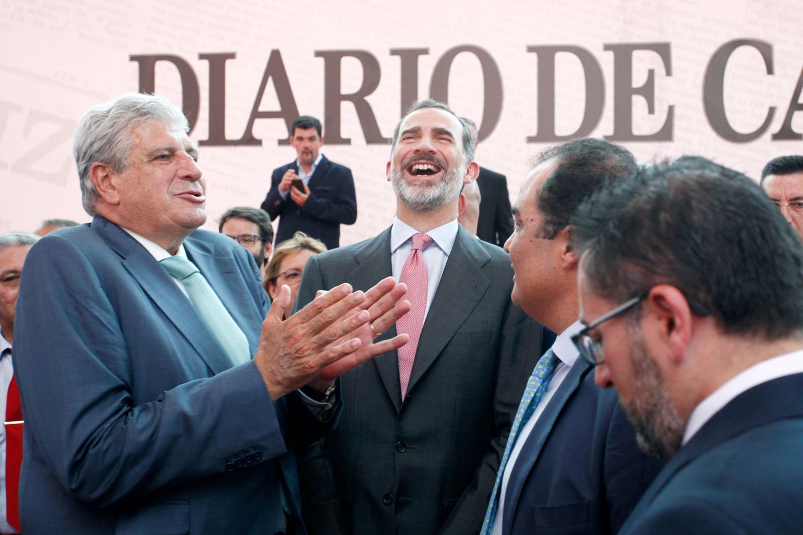 Felipe VI ríe abiertamente con una anécdota que le cuenta Manuel Guerrero Pemán, presidente del Consejo Asesor de ‘Diario de Jerez’, ante la mirada del director de ‘Diario de Cádiz’, David Fernández, en el distendido ambiente creado después del almuerzo en la antigua estación de trenes.