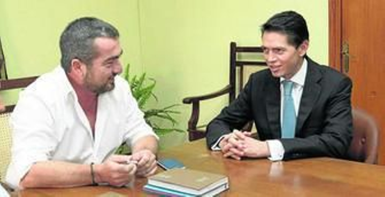 El alcalde de Aznalcóllar, con el director general de la división minera del Grupo México, Daniel Muñiz, en julio.
