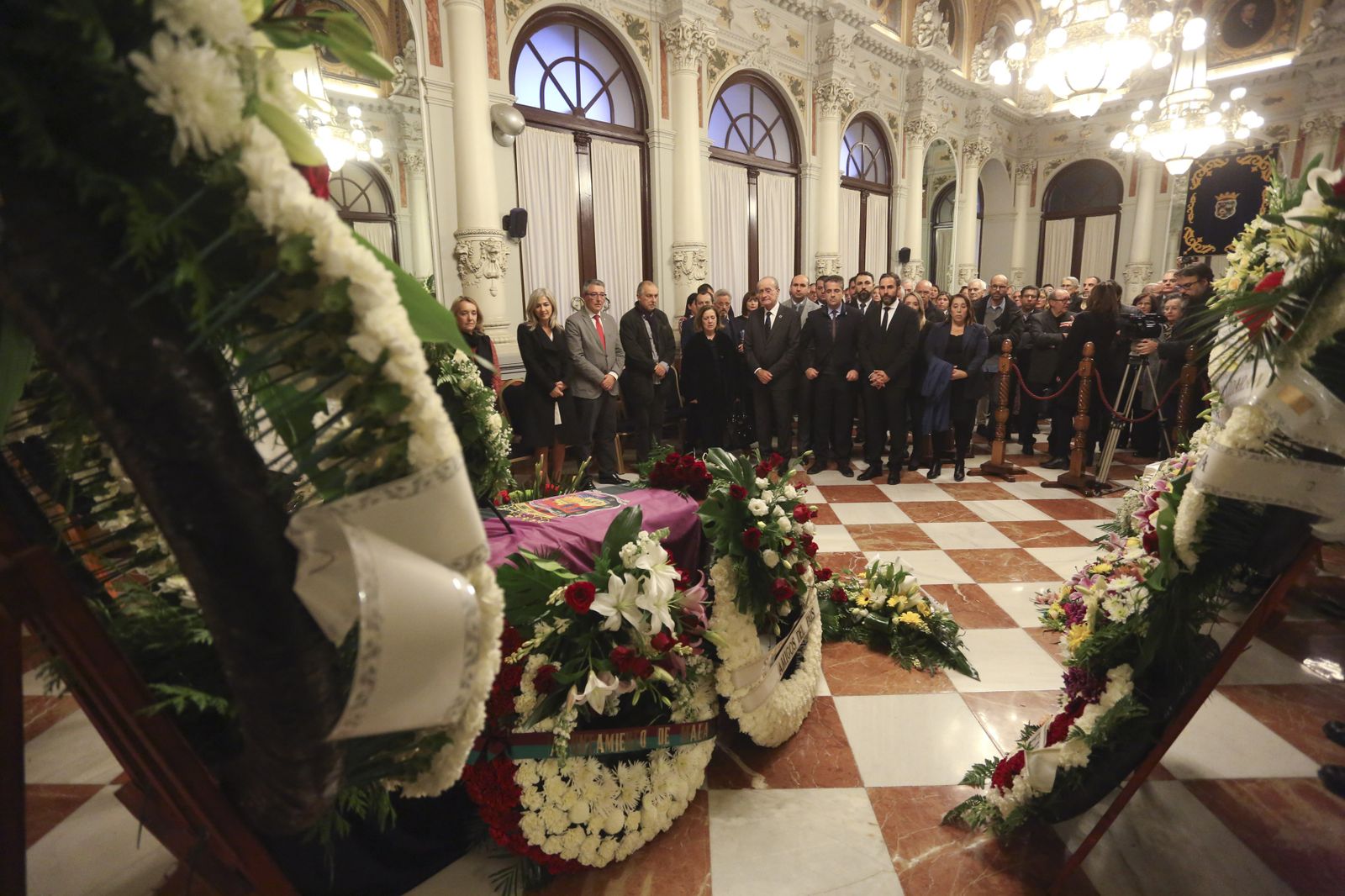 Capilla ardiente del pintor malagueño Eugenio Chicano, este martes en el Ayuntamiento.