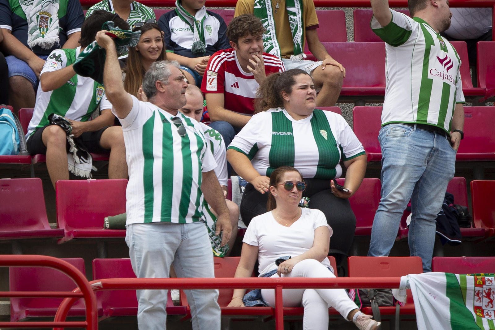 Las mejores fotos del ambiente en el Recreativo Granada - Córdoba CF