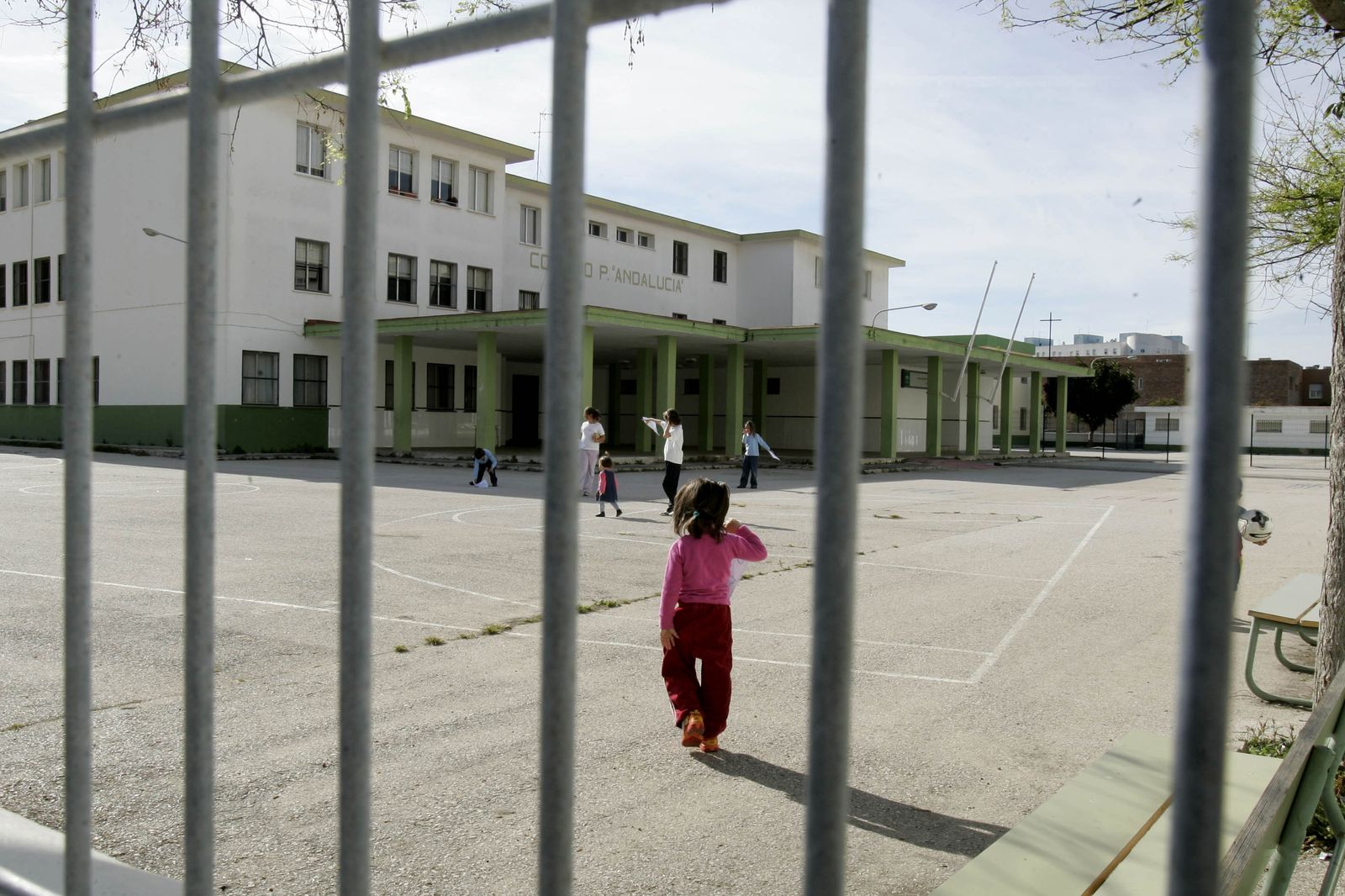 El patio principal del colegio público Andalucía, ubicado en la barriada de La Paz.