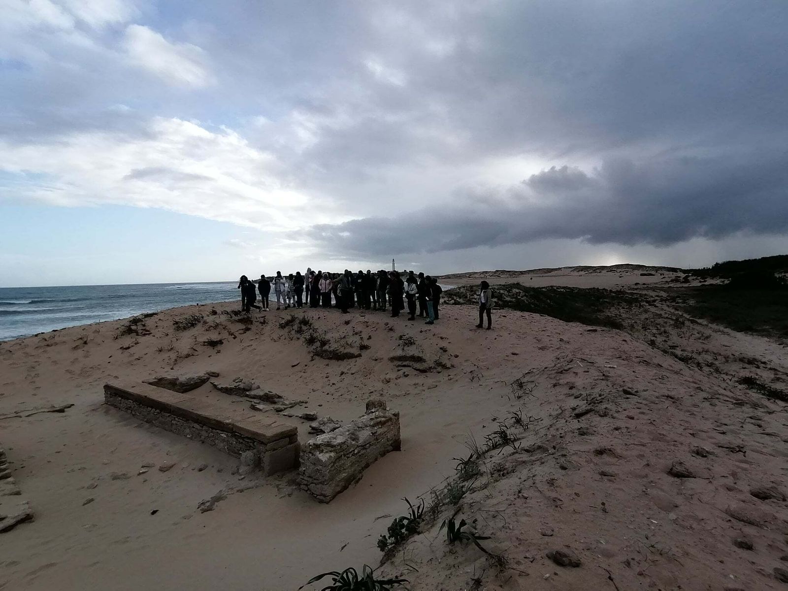 Participantes de las I Jornadas Arqueológicas visitante el yacimiento Caños de Meca-Trafalgar.