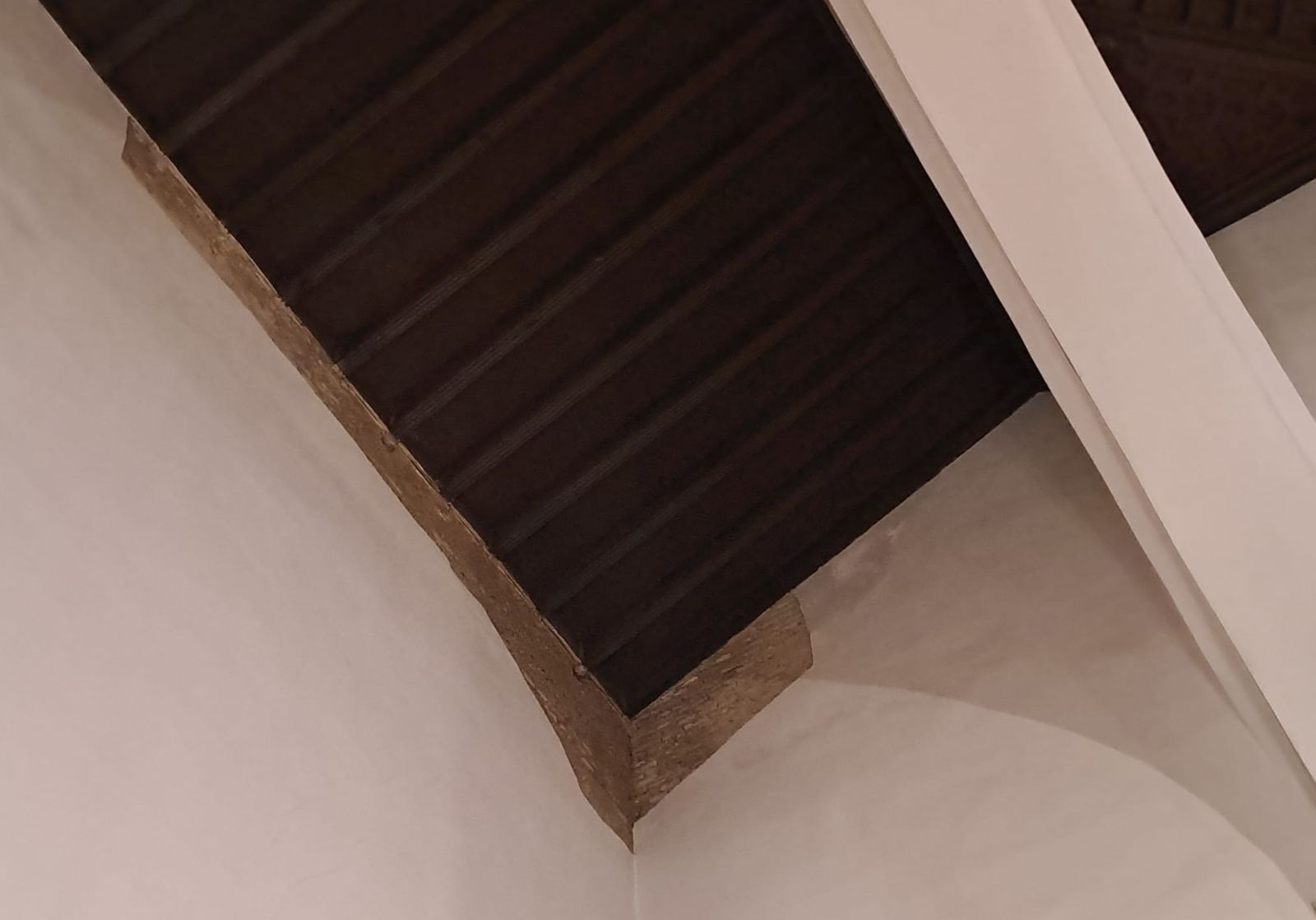 Así se encuentran los paramentos interiores del templo.