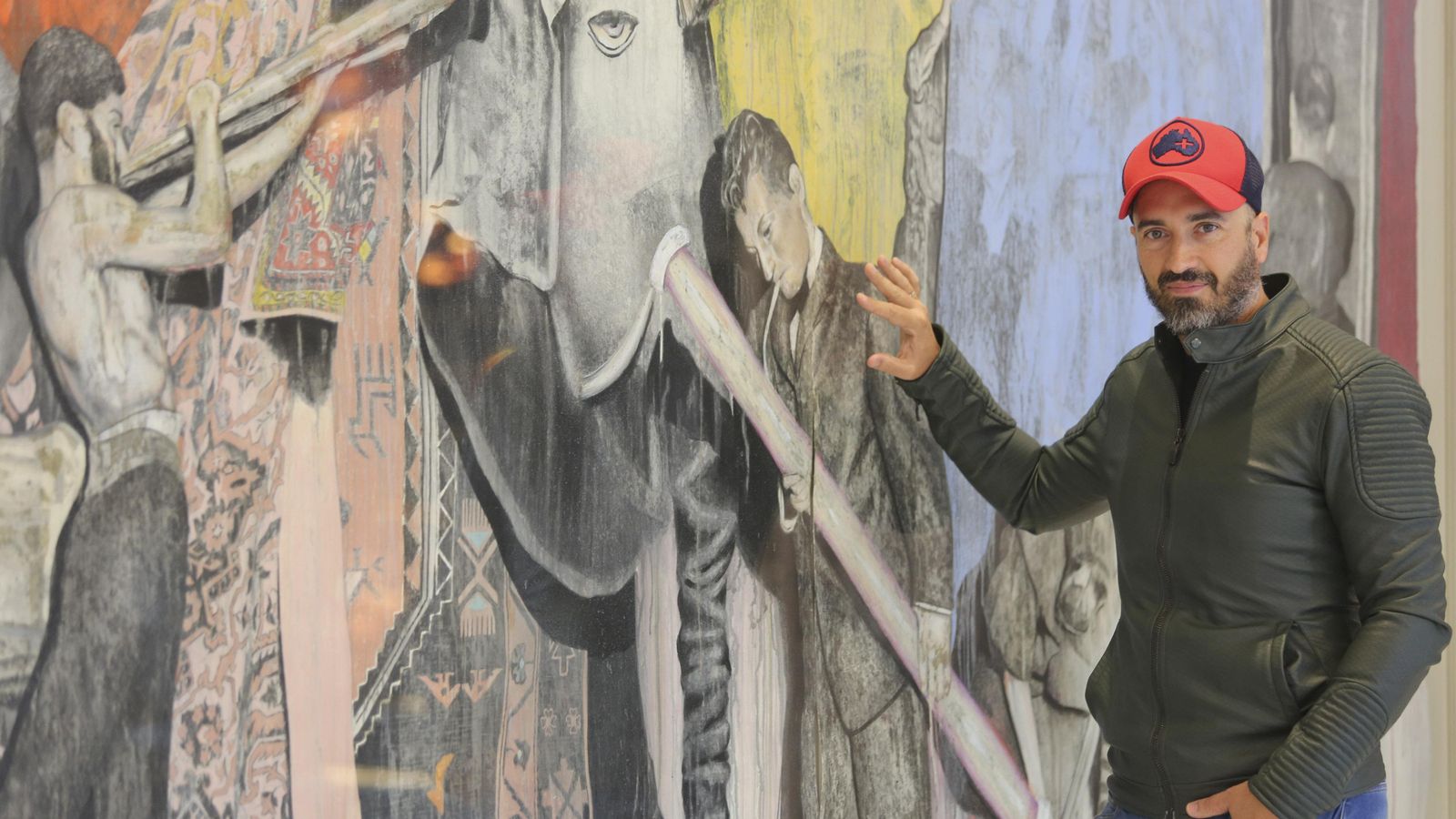 El artista, junto a su obra.