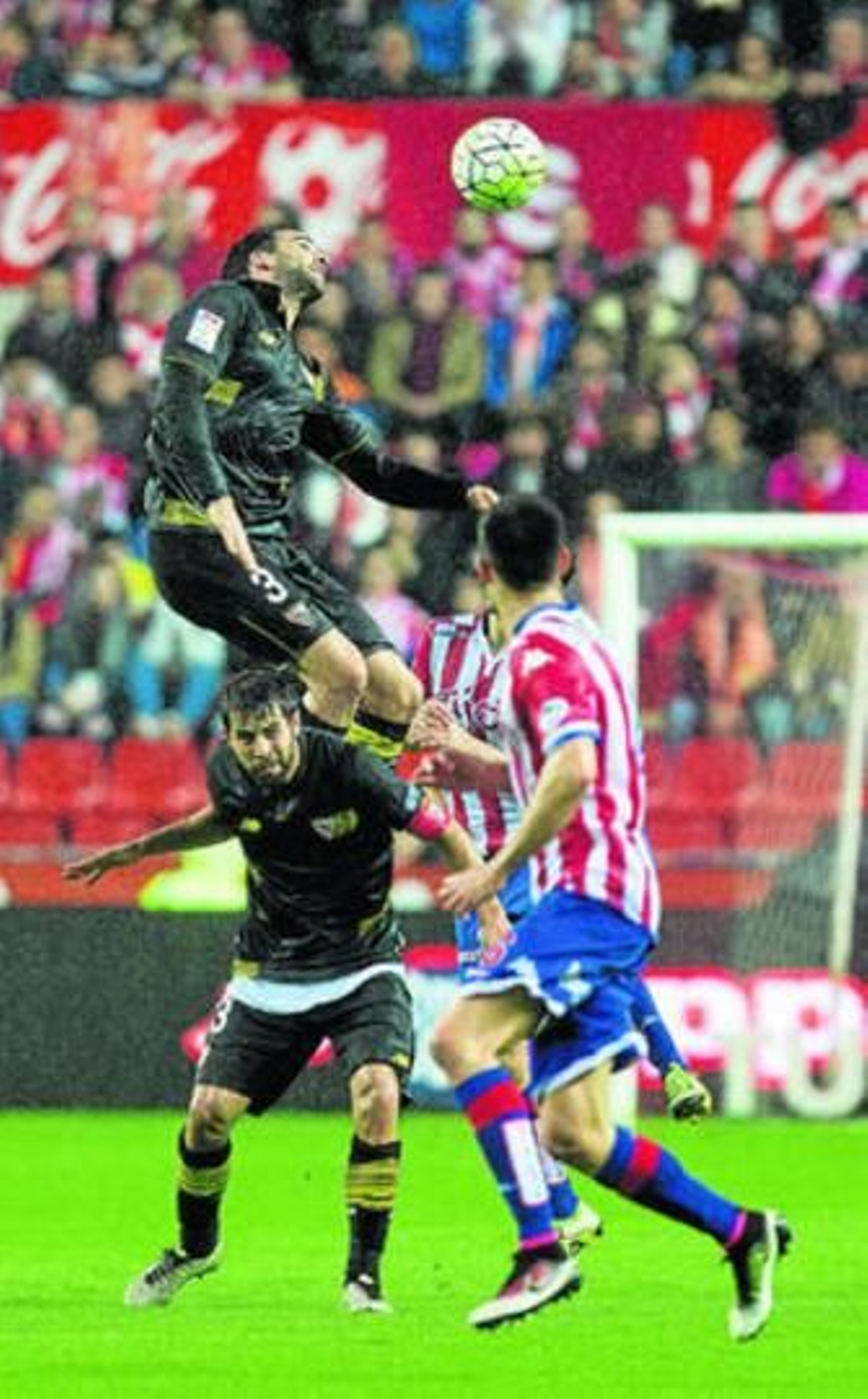 Rami cae sobre Coke en el salto que le provocó su lesión en el aductor.