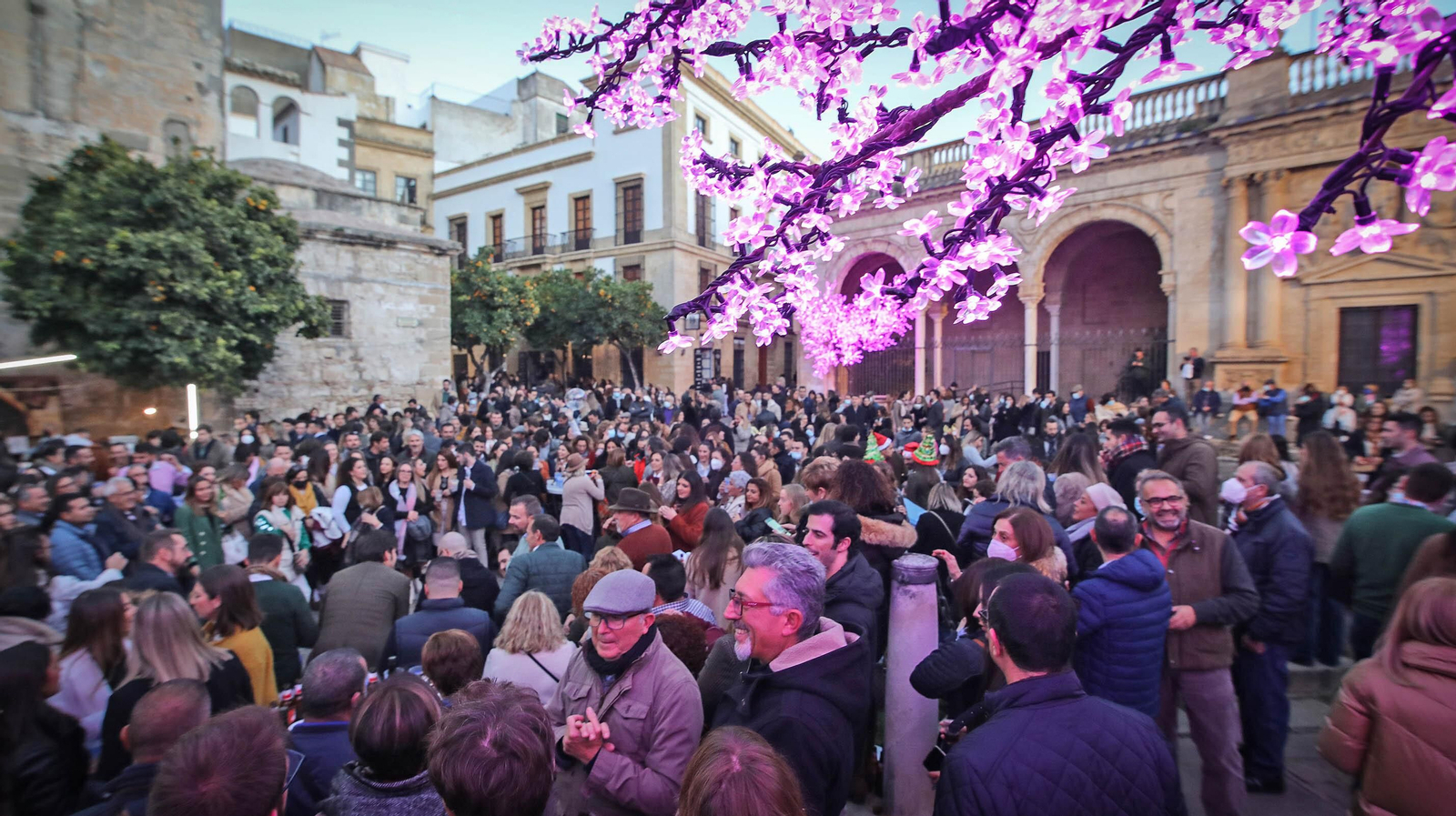 Las zambombas llenan las plazas y calles del centro de Jerez