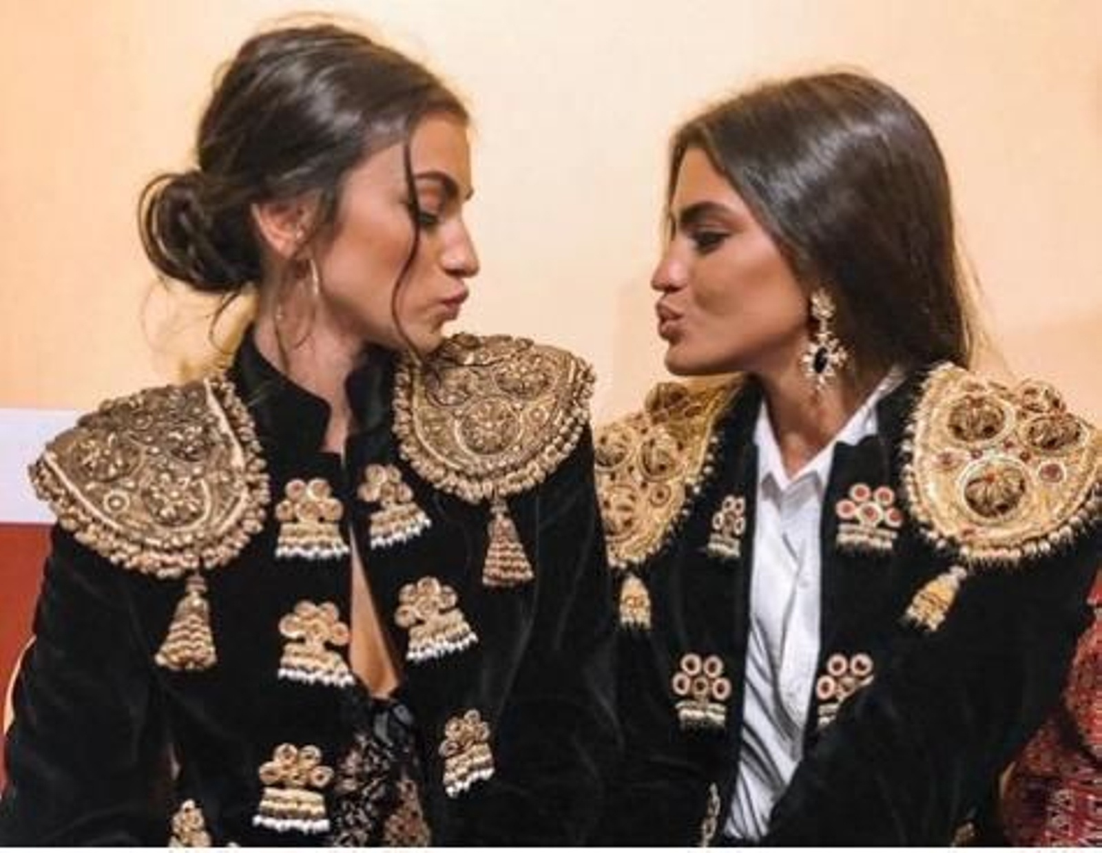 Las hermanas Marta y Meri Lozano con chaquetas toreras de la firma Amazonia.