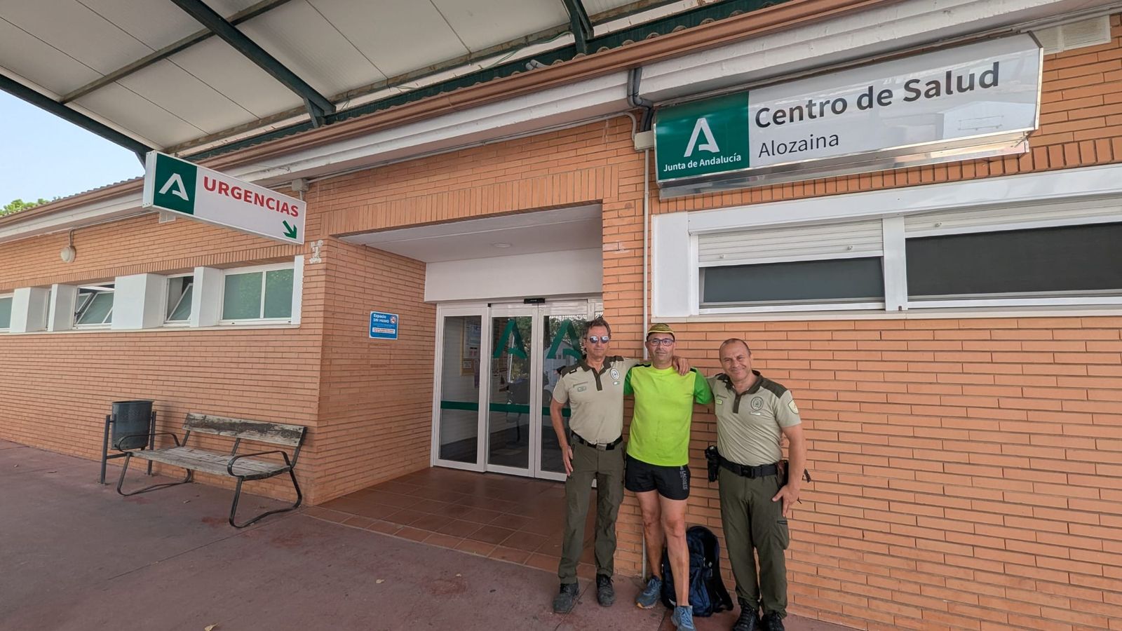 Agentes de Medio Ambiente junto al excursionista en el centro de salud de Alozaina.