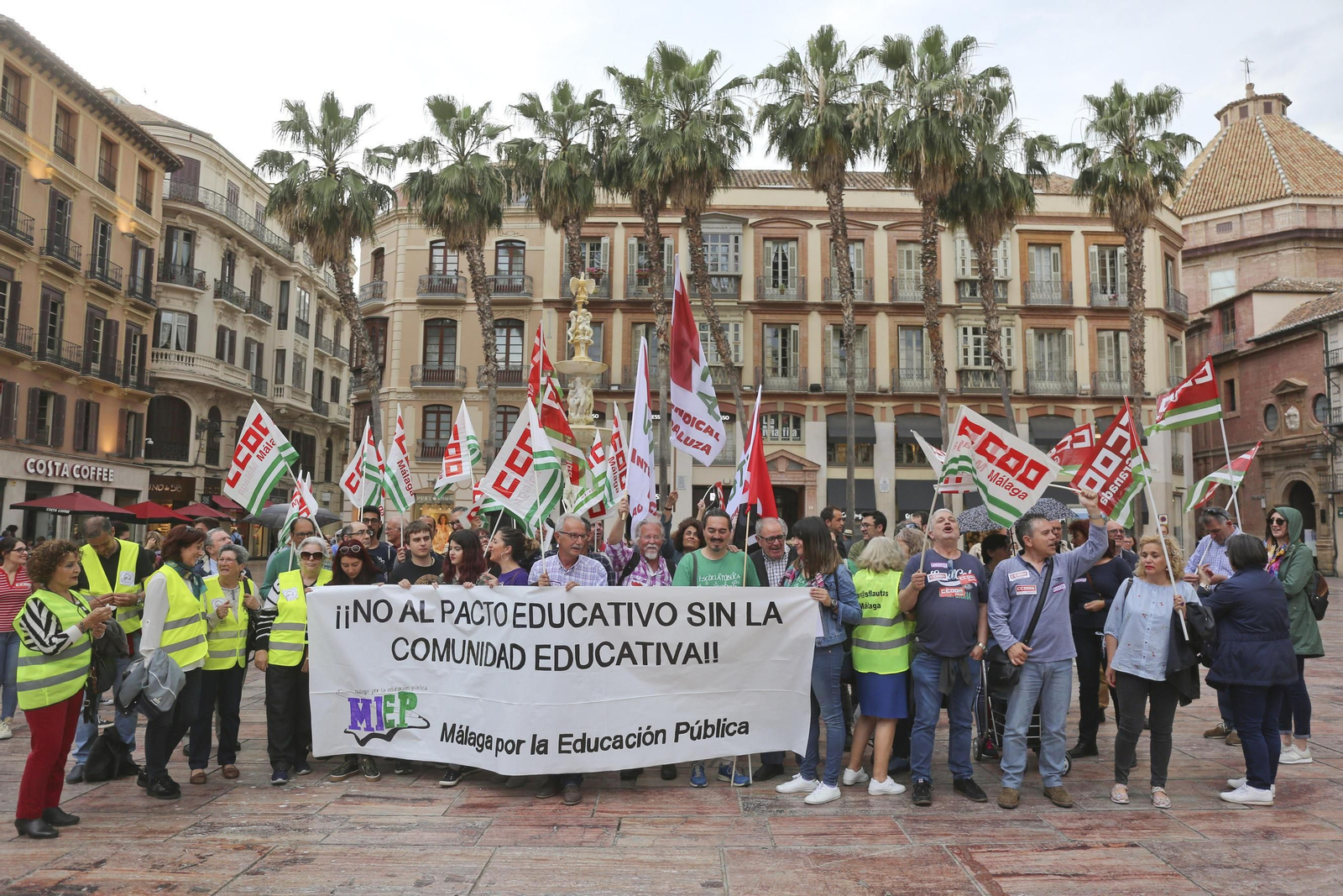 Medio centenar de personas ne concentraron ayer en la plaza de la Constitución.