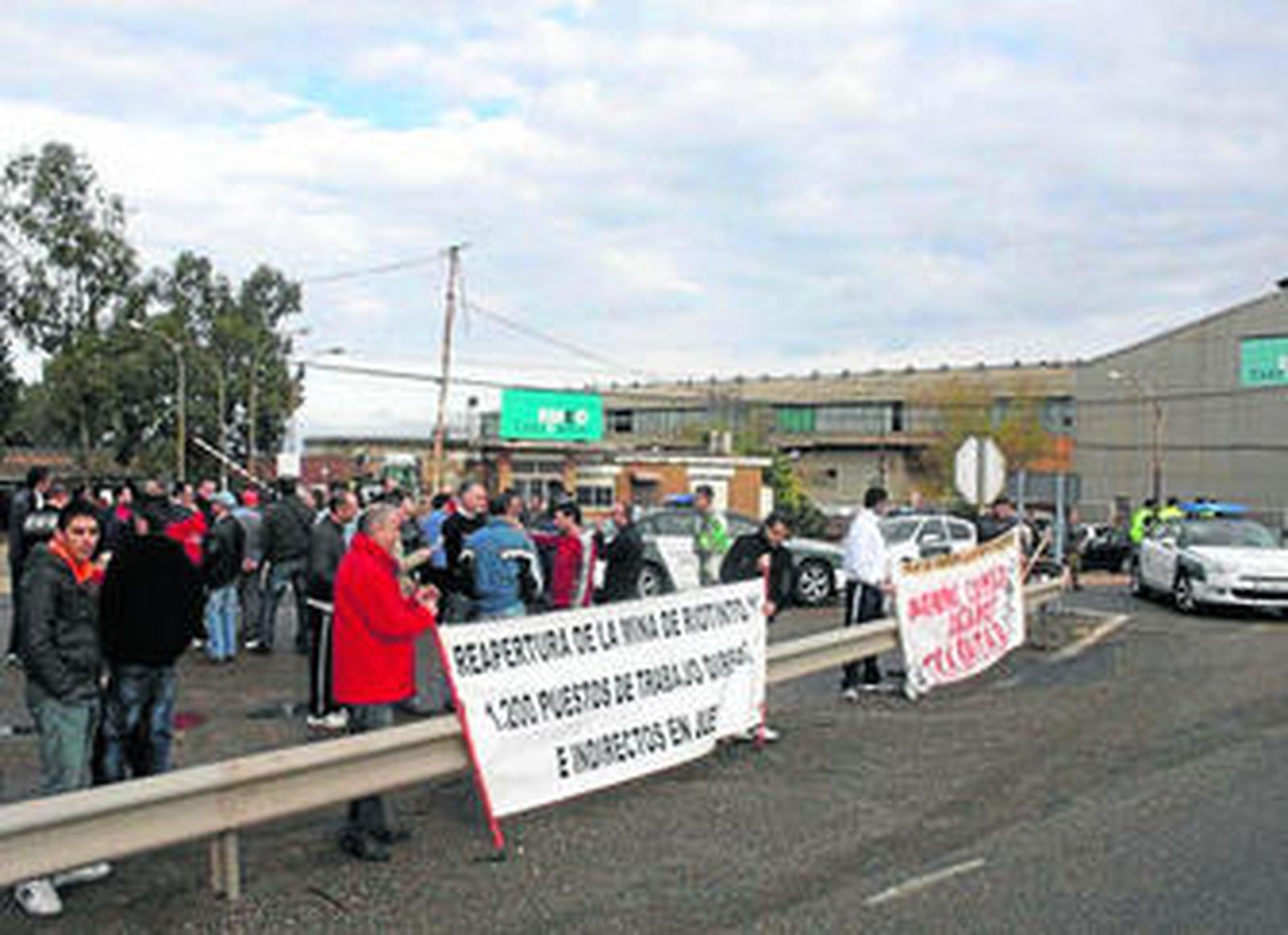 La Plataforma de Parados durante una protesta la semana pasada en Riotinto.