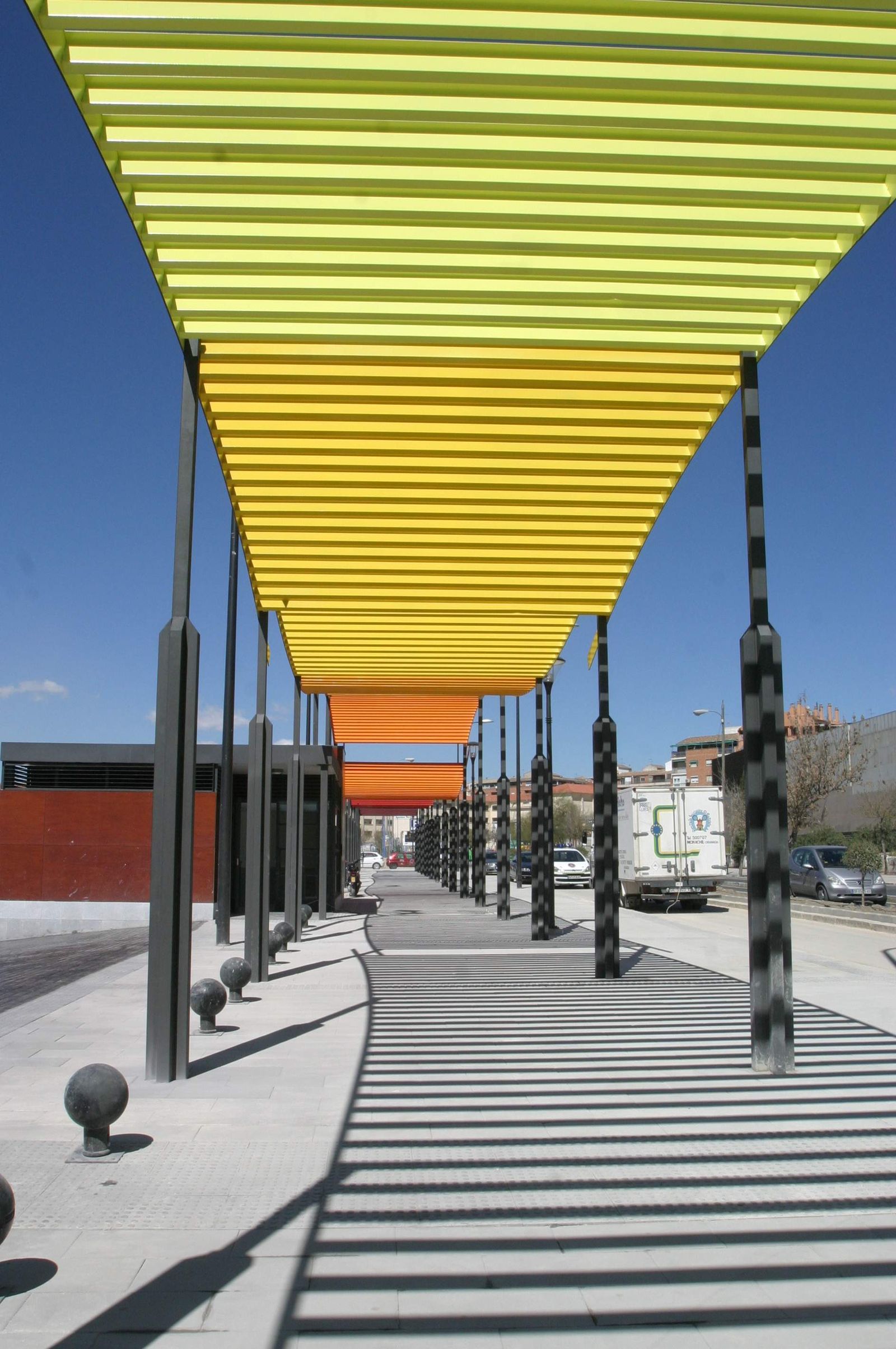 Pérgola de entrada al recinto del botellódromo.