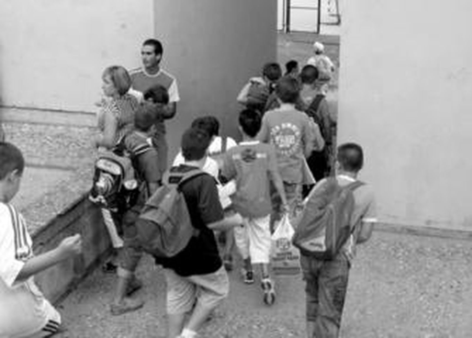 Escolares entran en clase el primer día de curso, en imagen de archivo.
