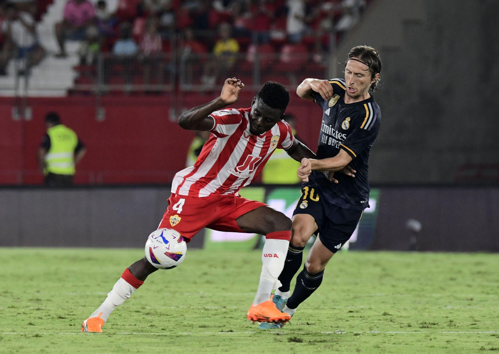 Baba defendiendo a Modric en el choque de ida ante el Real Madrid