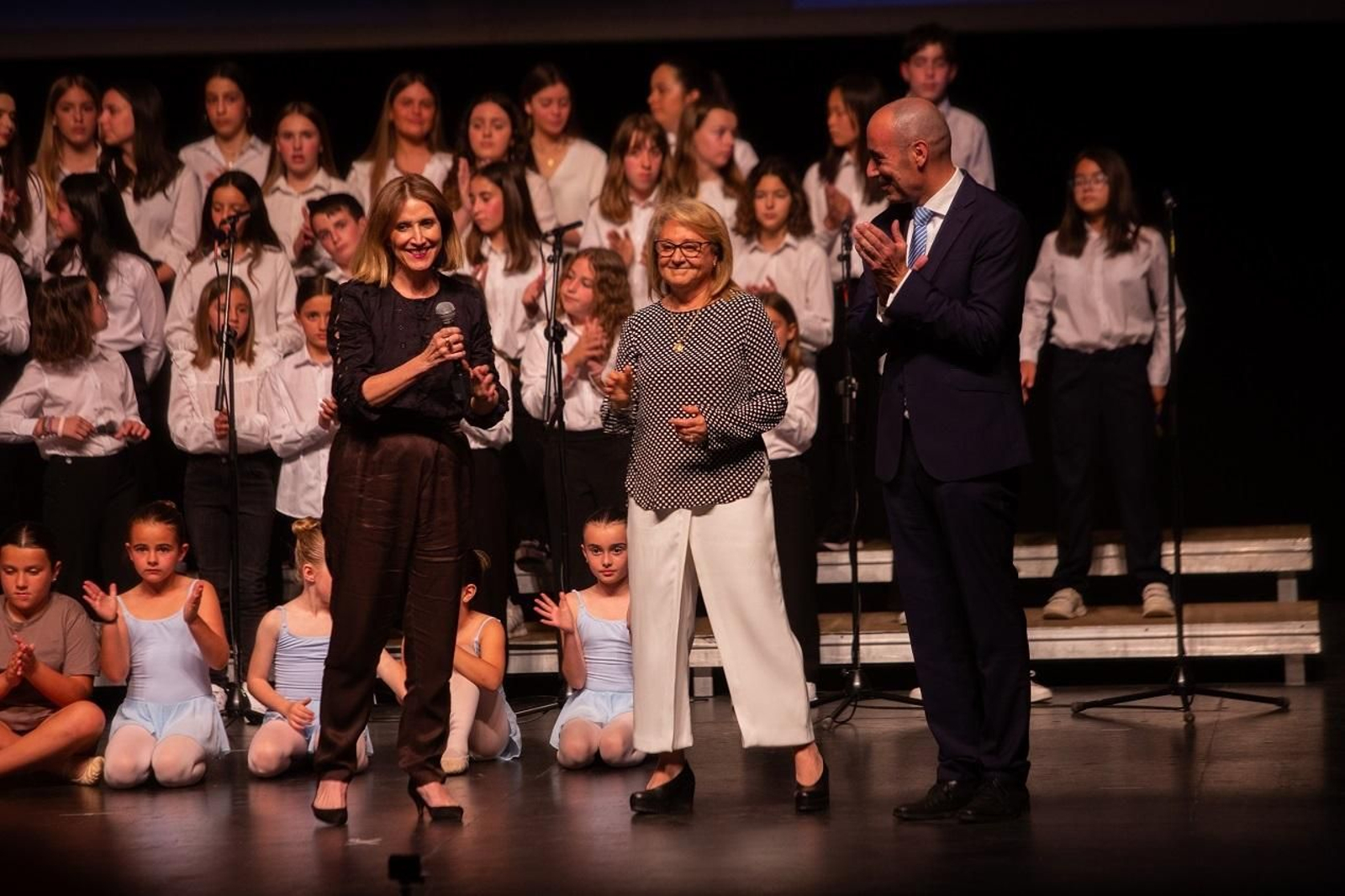 La edil, la presidenta de ARGAR y el director del colegio, sobre el escenario.