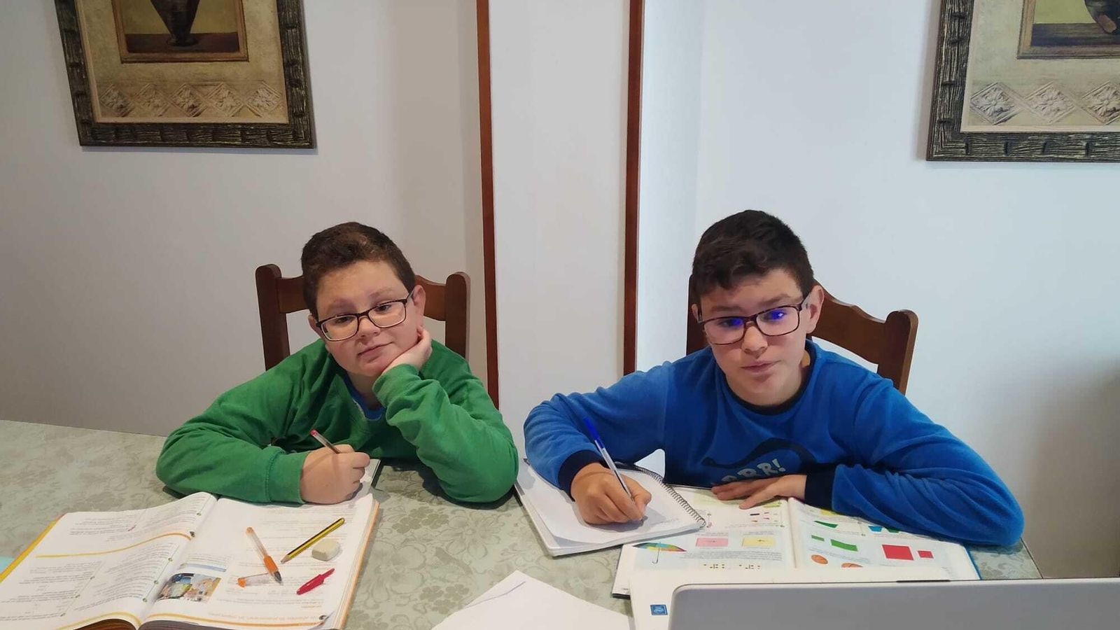 Alumnos del CEIP Antonio Machado de Pedro Abad, trabajando en casa.