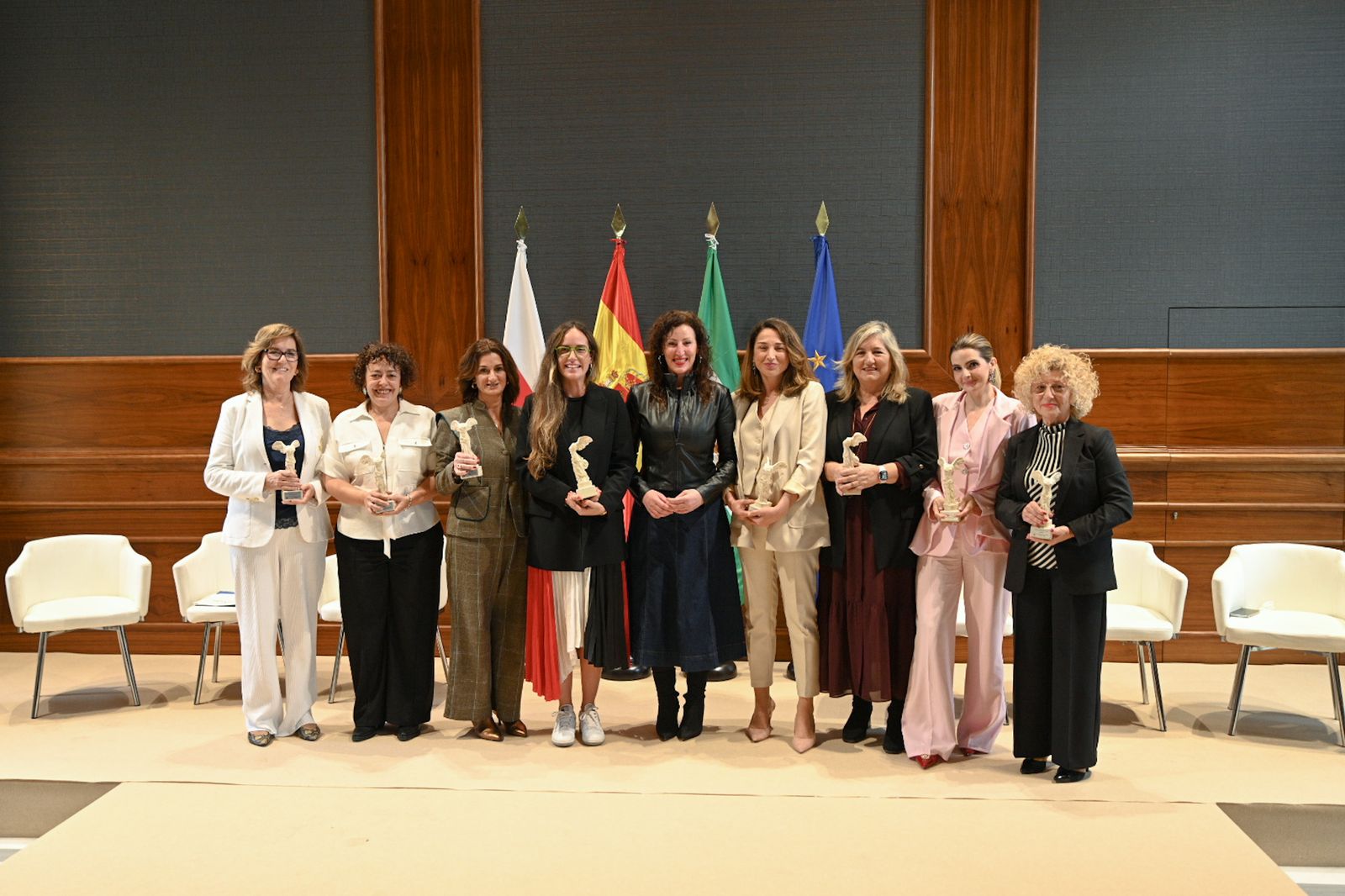 La alcaldesa de Almería junto a las galardonadas con motivo del 8M