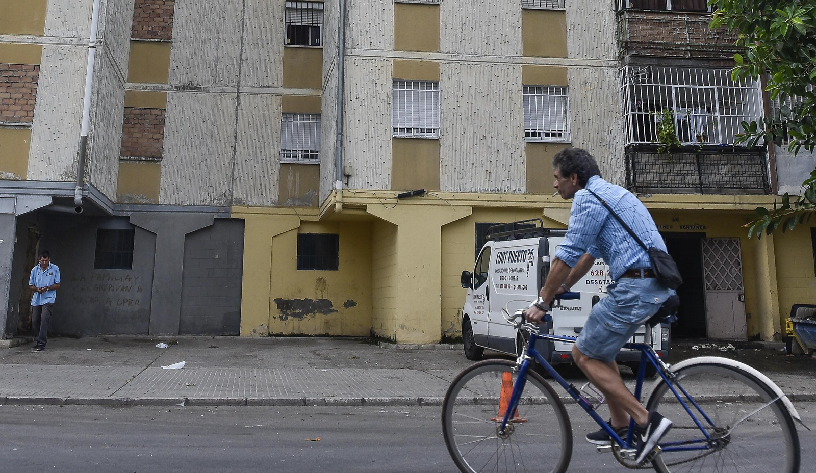 Un hombre circula en bicicleta en la zona en la que se produjo el tiroteo.