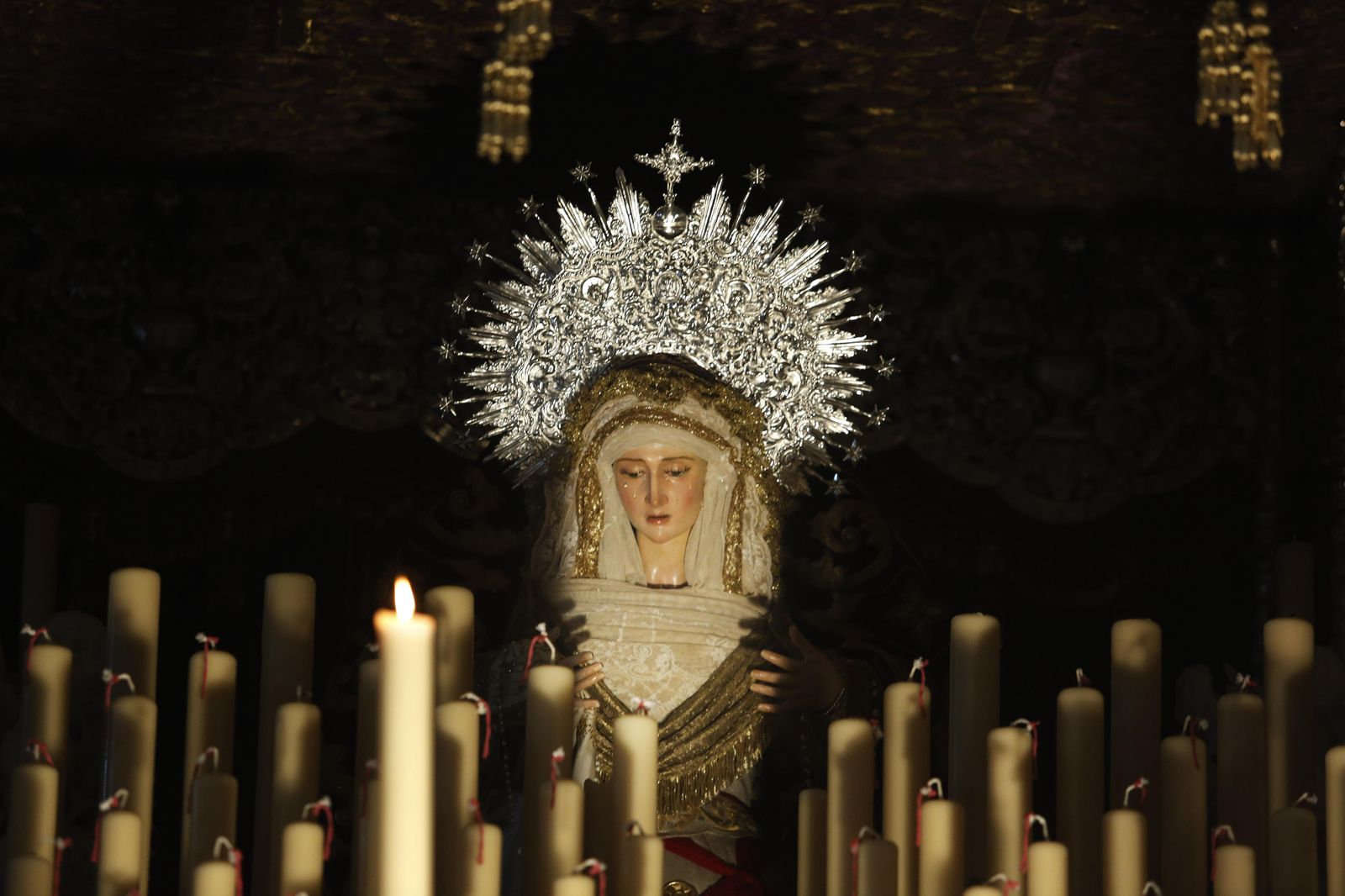 Santa María de Paz y Concordia de la hermandad de la Sagrada Cena con ráfaga en su paso de palio.