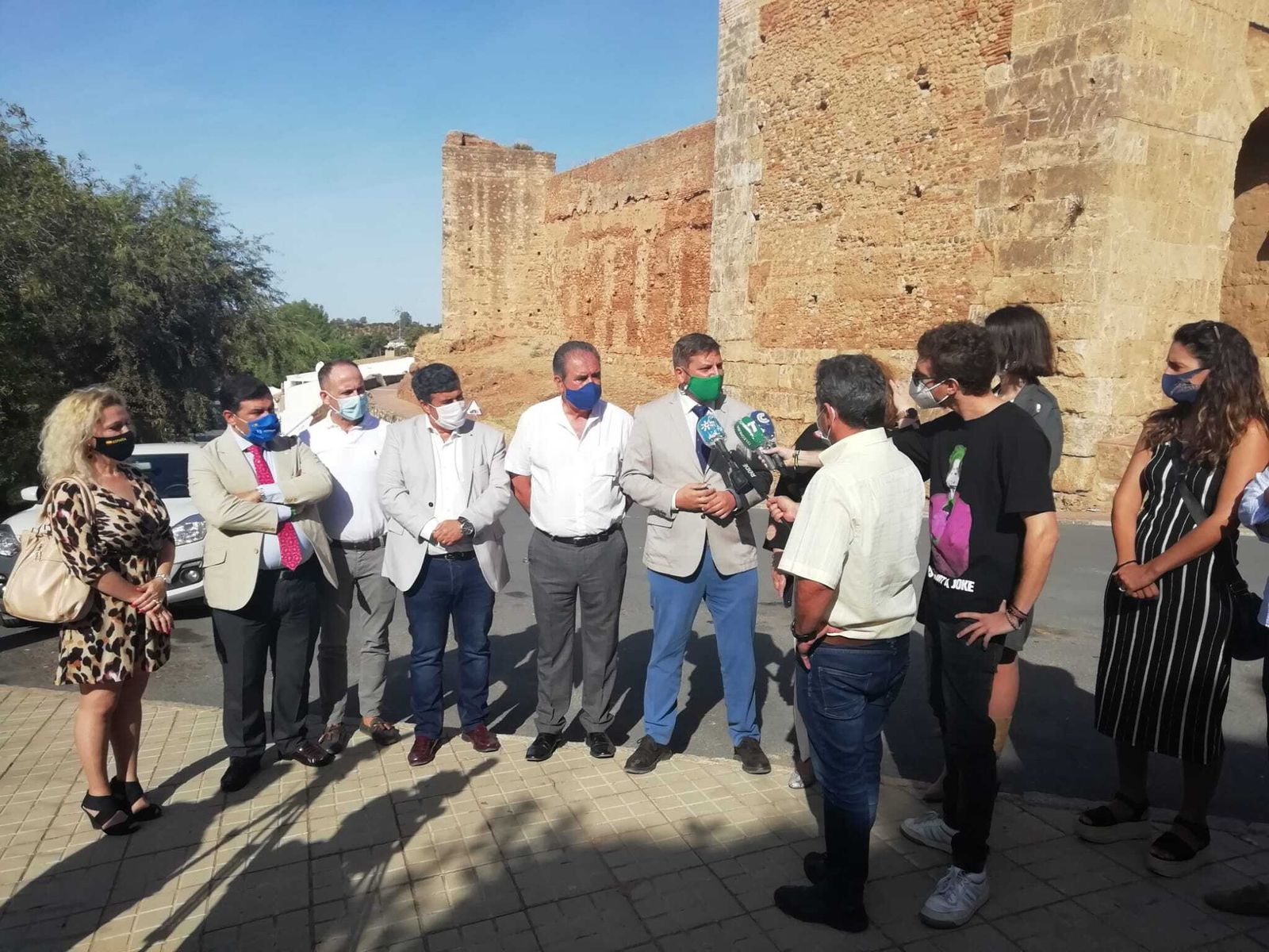 Alejandro Romero atendiendo a los medios en la muralla del castillo de Niebla.