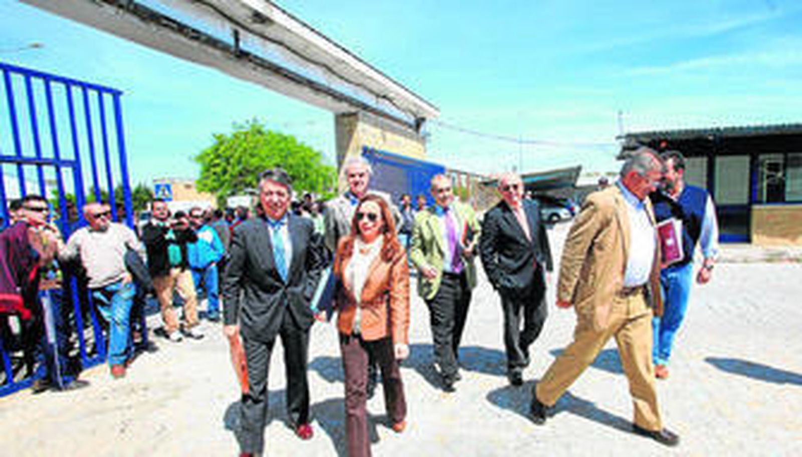 Representantes del Ayuntamiento y un notario acceden a la sede de Urbanos Amarillos, en mayo de 2012, para asumir la gestión del transporte.