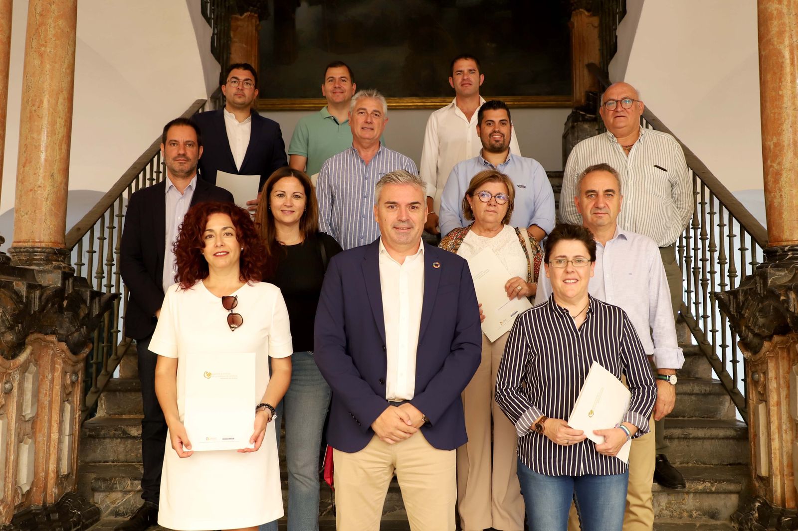 Foto de familia tras el convenio.