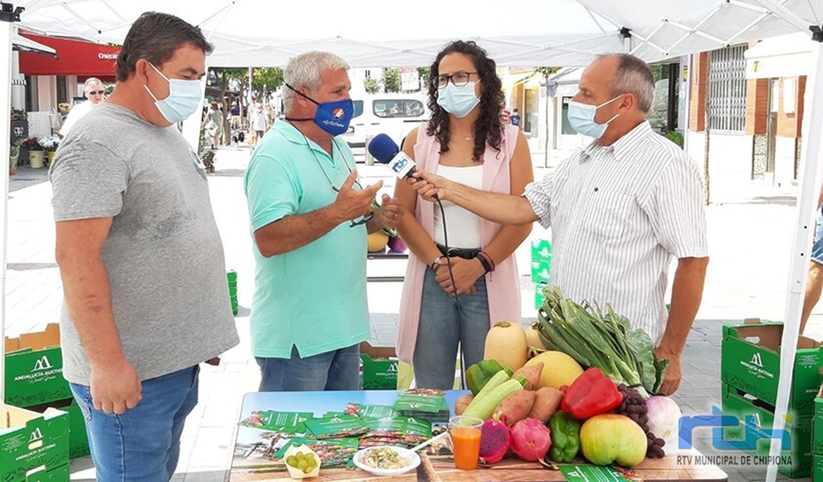 La II Muestra-Degustación de Productos Agrícolas Locales se ha celebrado junto a la Plaza de Abastos de Chipiona.