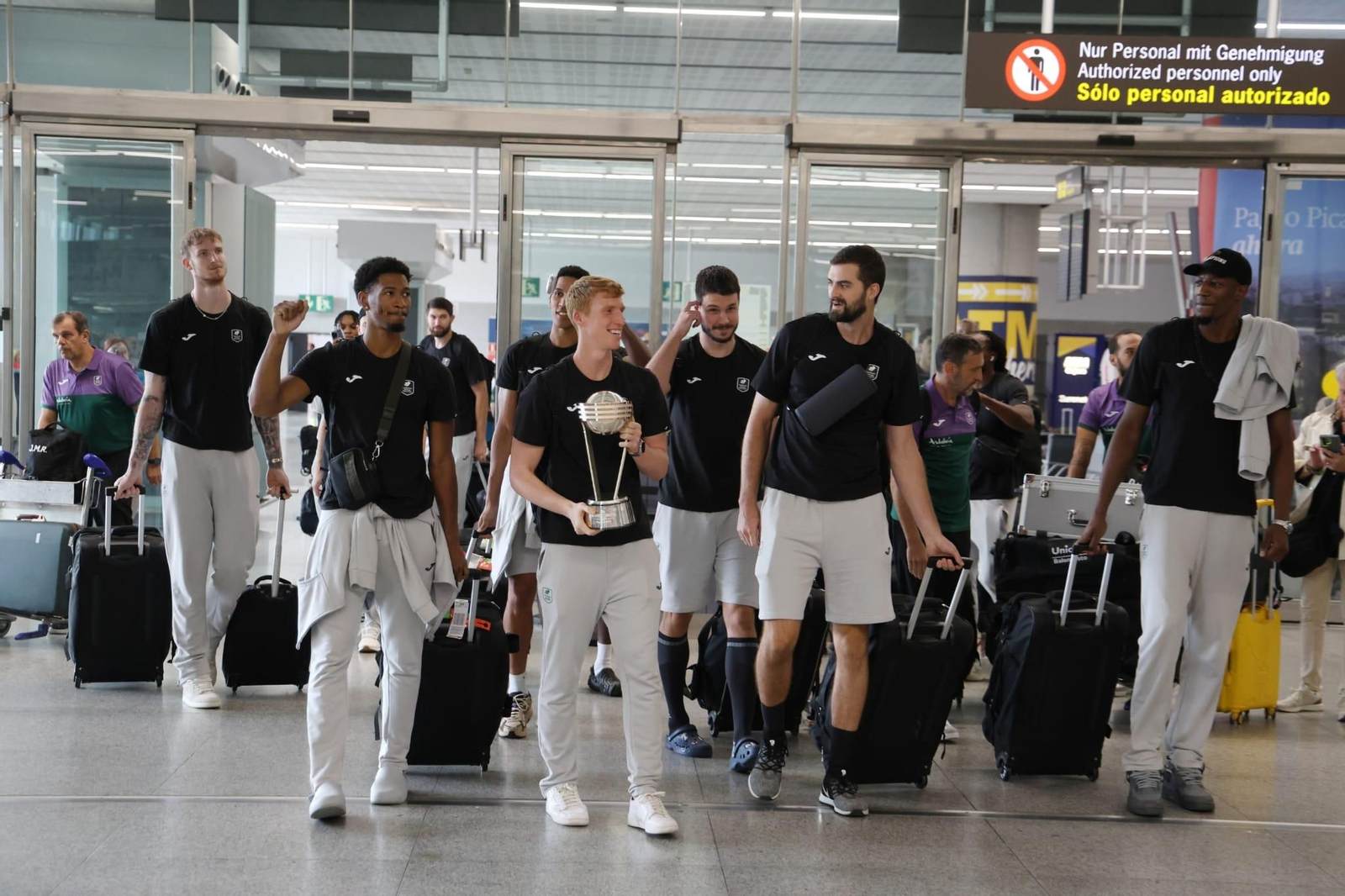El Unicaja brinda la Intercontinental a un centenar de aficionados en el aeropuerto