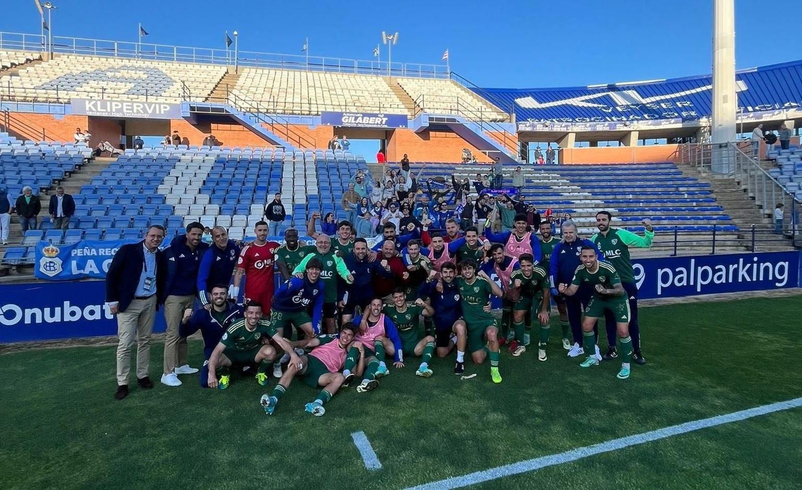 La plantilla azulilla festeja el triunfo con los aficionados que les acompañaron en el Nuevo Colombino.