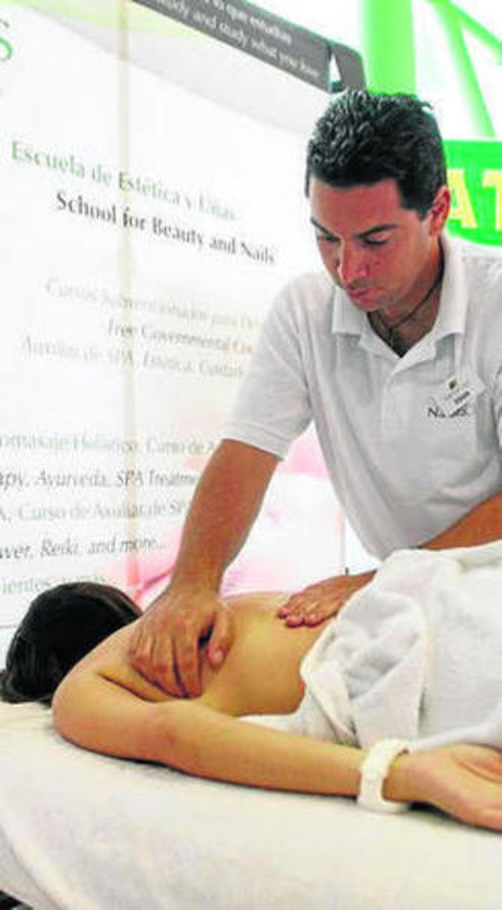 Una mujer recibe un masaje.