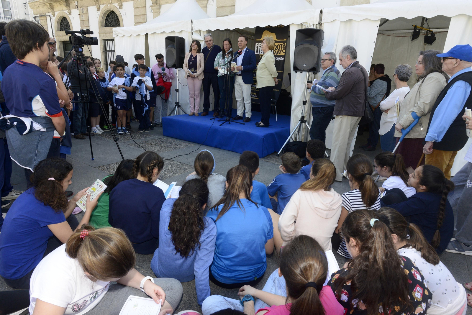 Una imagen del acto inaugural de la Feria del Libro, que estará todo el fin de semana en la Plaza de España. Una imagen del acto inaugural de la Feria del Libro, que estará todo el fin de semana en la Plaza de España.