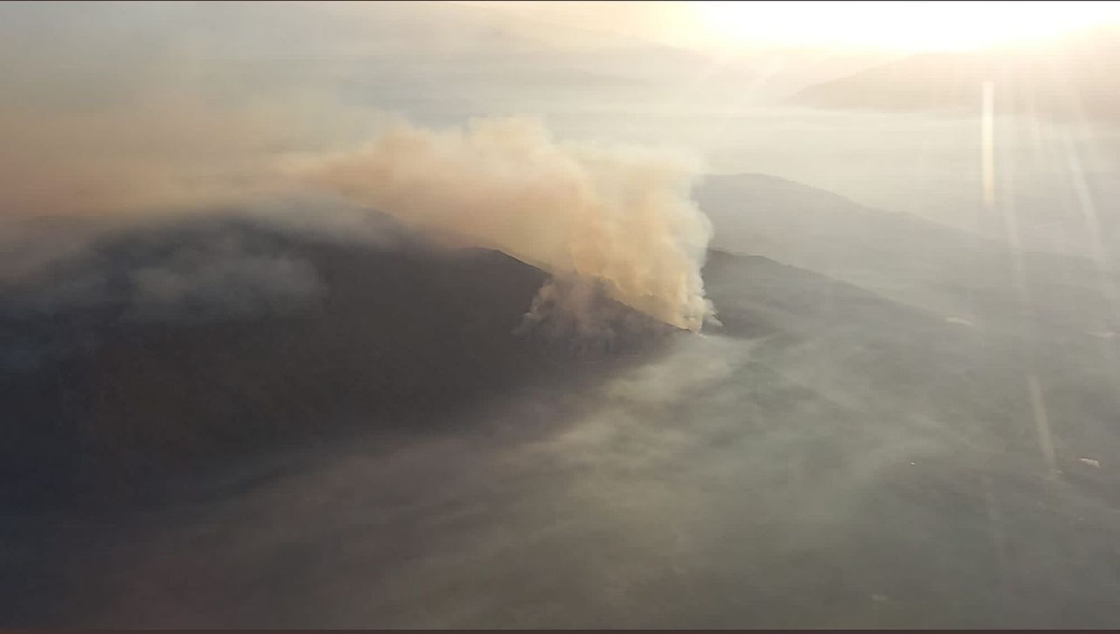 Infoca trabaja en la zona norte del incendio de Los Guájares, que ha afectado más de 3.000 hectáreas