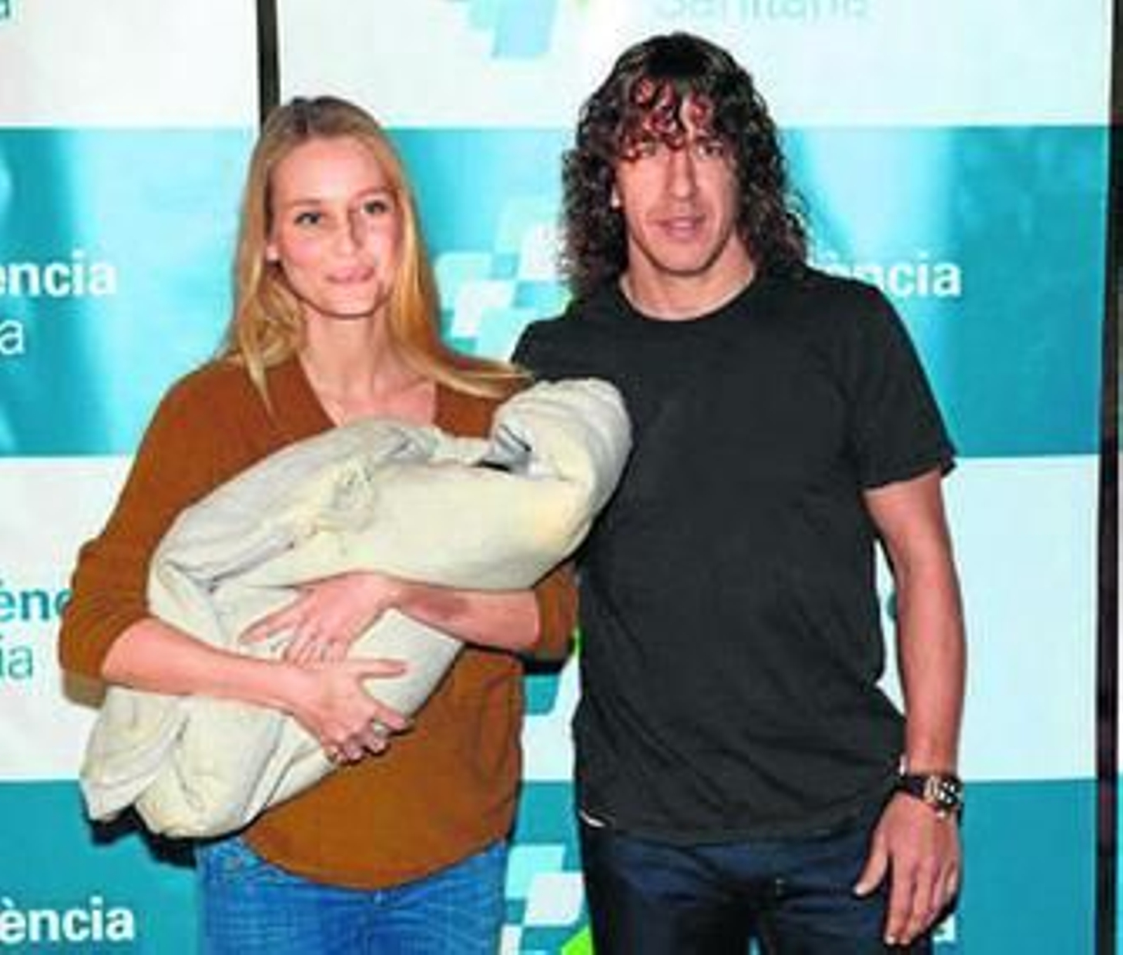Puyol y Vanessa Lorenzo presentan a su hija Manuela