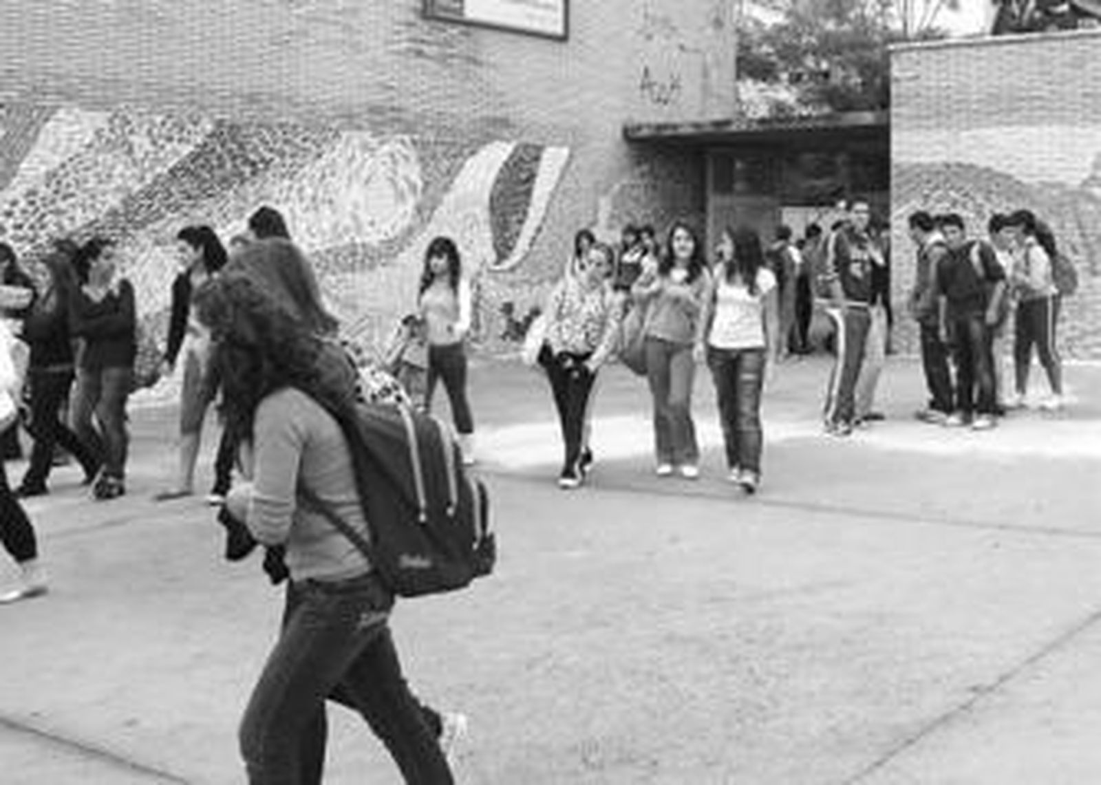 Alumnos del Instituto Juan Lara, saliendo ayer del centro.