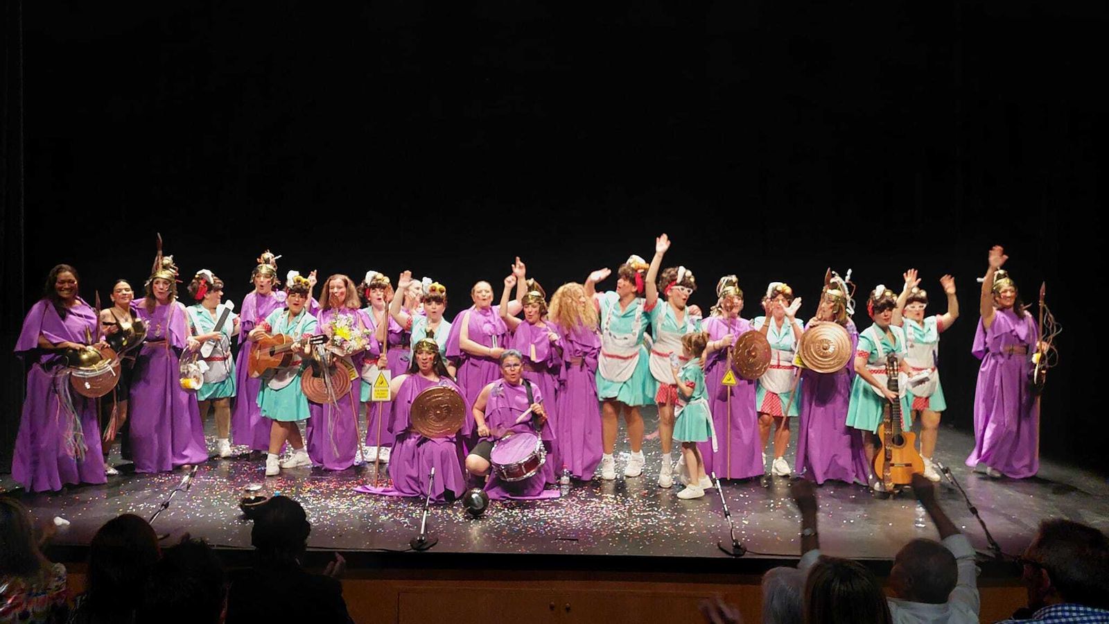 La Chirigota de Mujeres en el Teatro Moderno de Chiclana junto a los asistentes. La Chirigota de Mujeres en el Teatro Moderno de Chiclana junto a los asistentes.