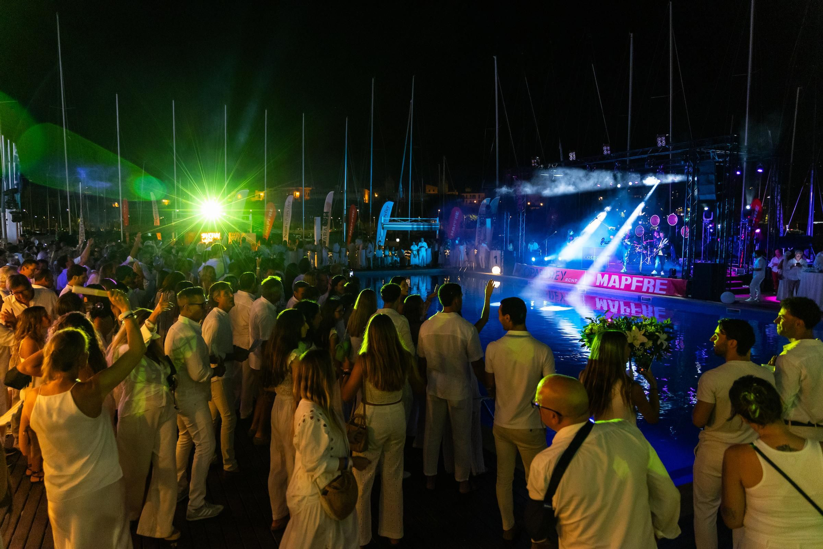 Búscate en el Cóctel de Blanco de la Copa del Rey Mapfre de vela